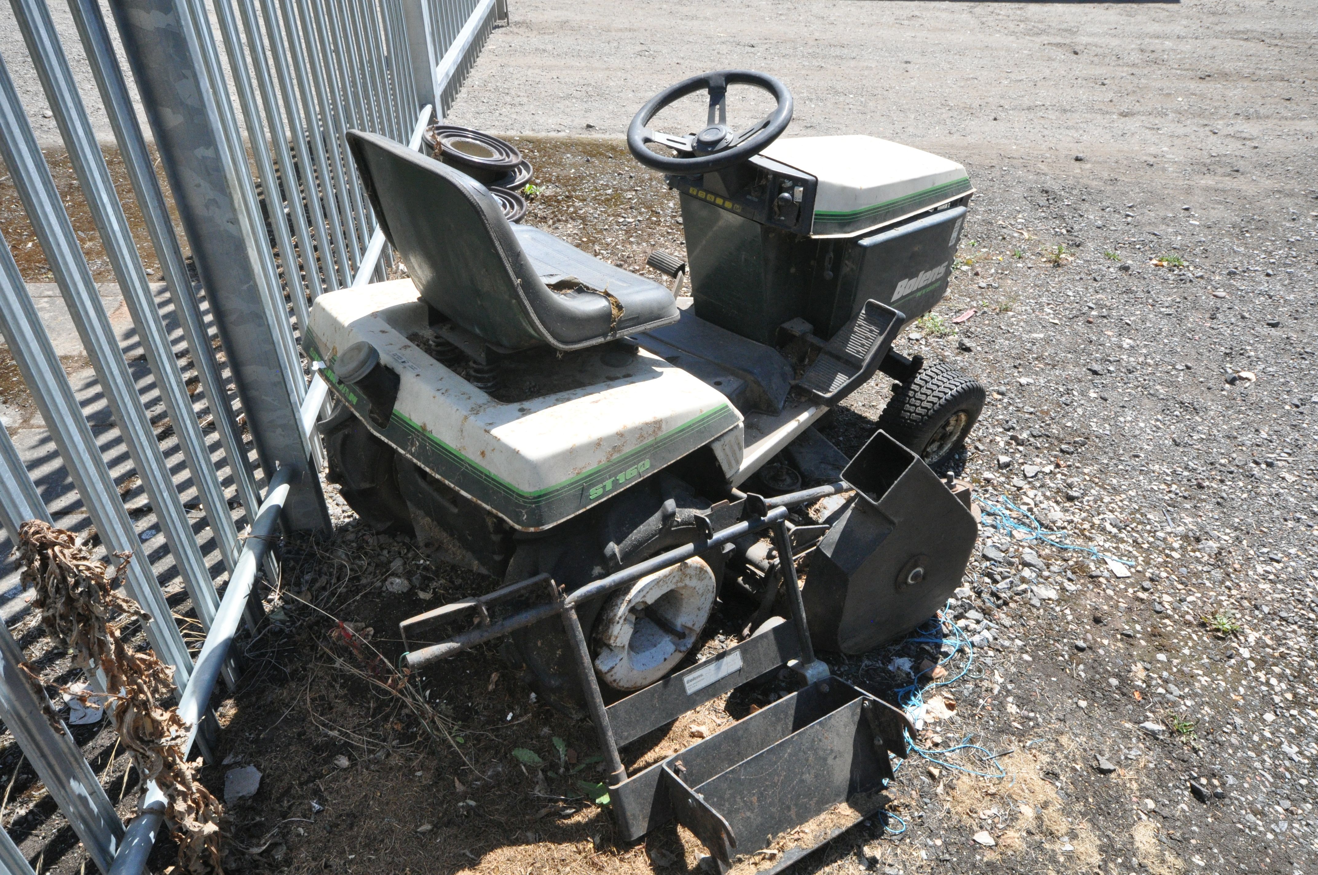 A BOLENS HYDRO ST160 PETROL RIDE ON LAWNMOWER (condition:-no key so untested, bodywork rusty and - Bild 4 aus 5