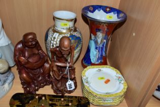 A SMALL GROUP OF EARLY - MID 20TH CENTURY JAPANESE PORCELAIN, TREEN CARVINGS, etc, comprising a
