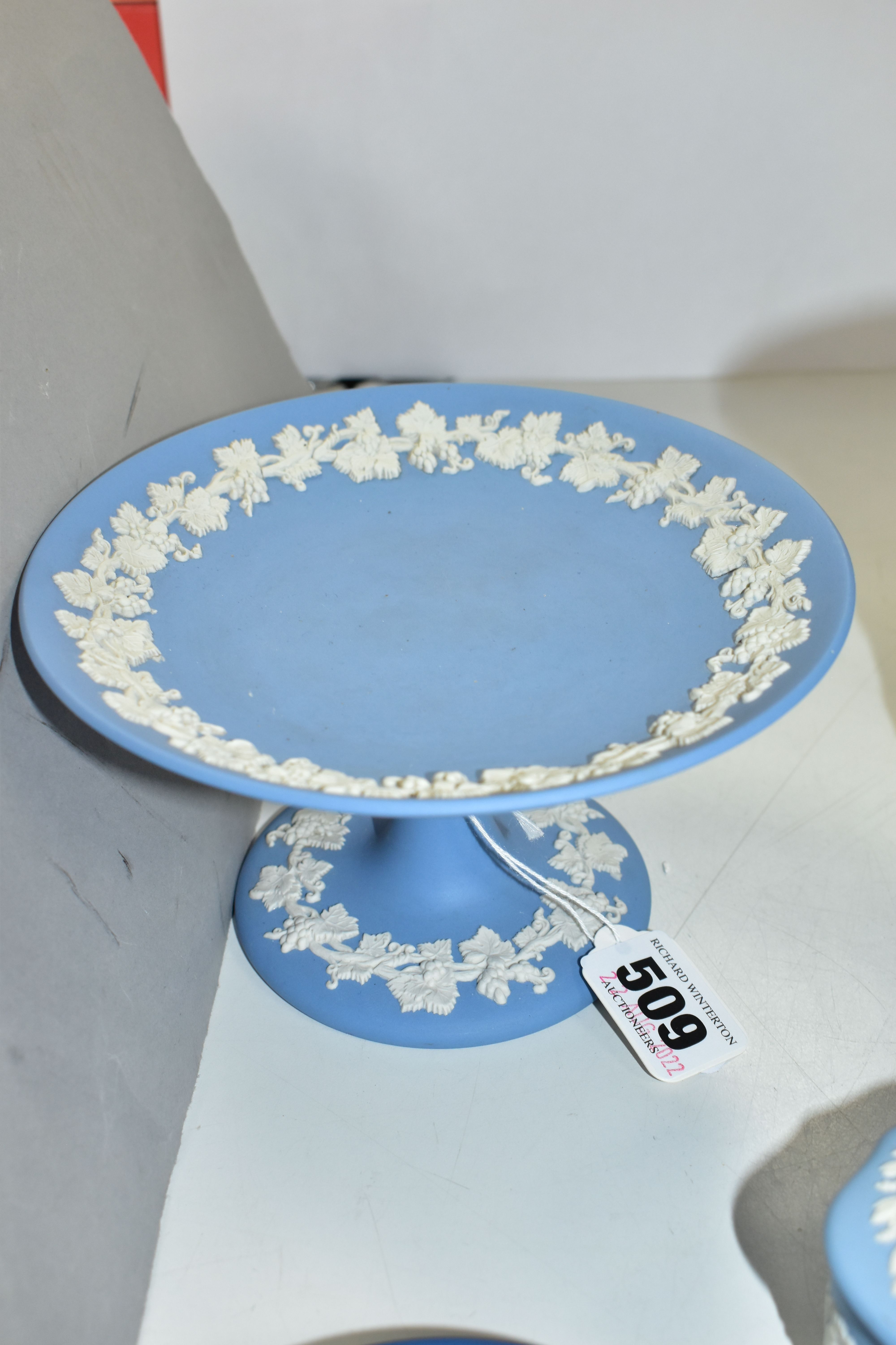 SIX PIECES OF WEDGWOOD PALE AND DARK BLUE JASPERWARE, comprising a small comport, diameter 15.5cm, - Bild 2 aus 4