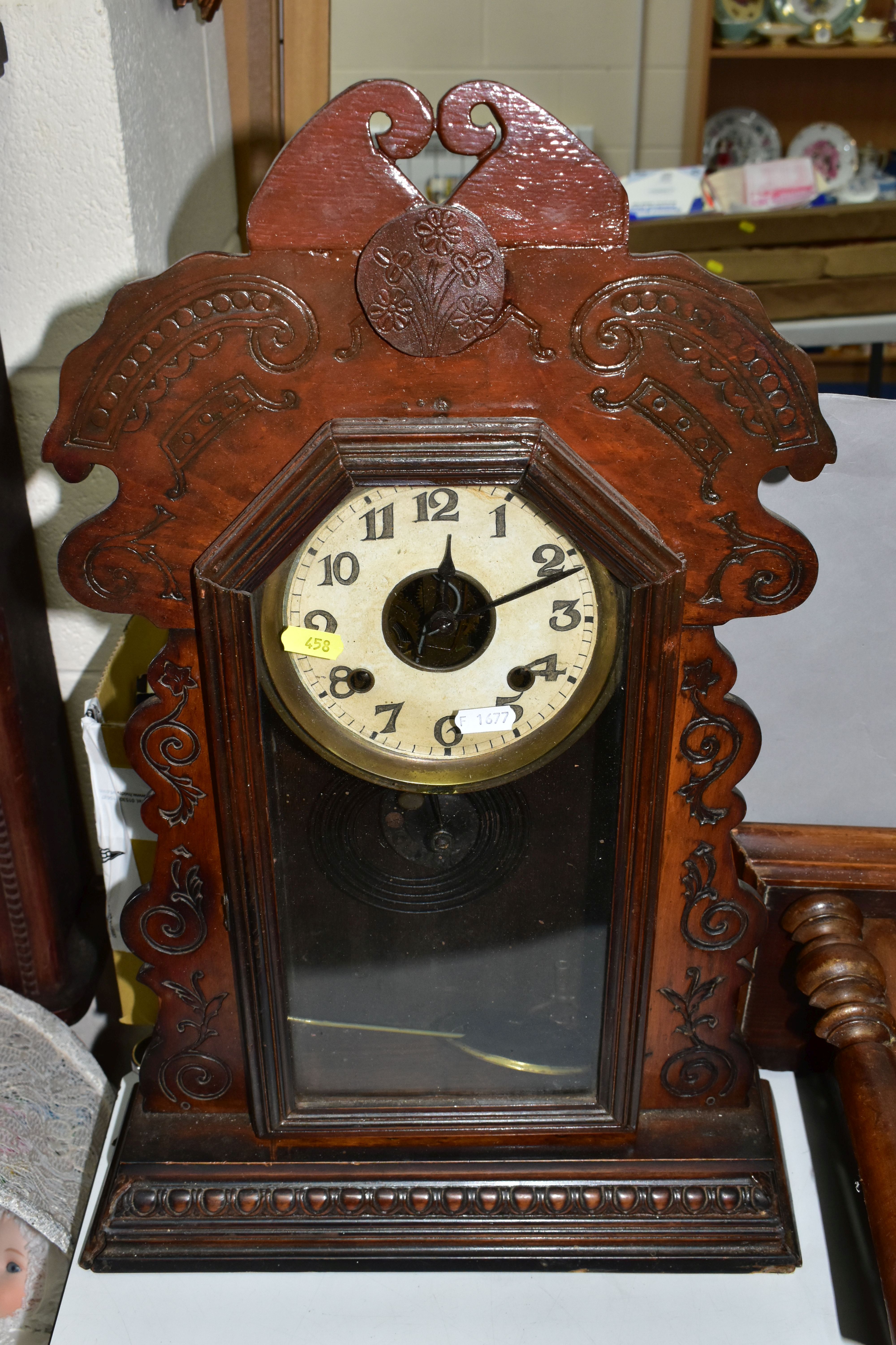 A BOX AND LOOSE CLOCKS, CLOCK PARTS AND CASES, to include two cases for wall clocks, three clocks - Bild 5 aus 6