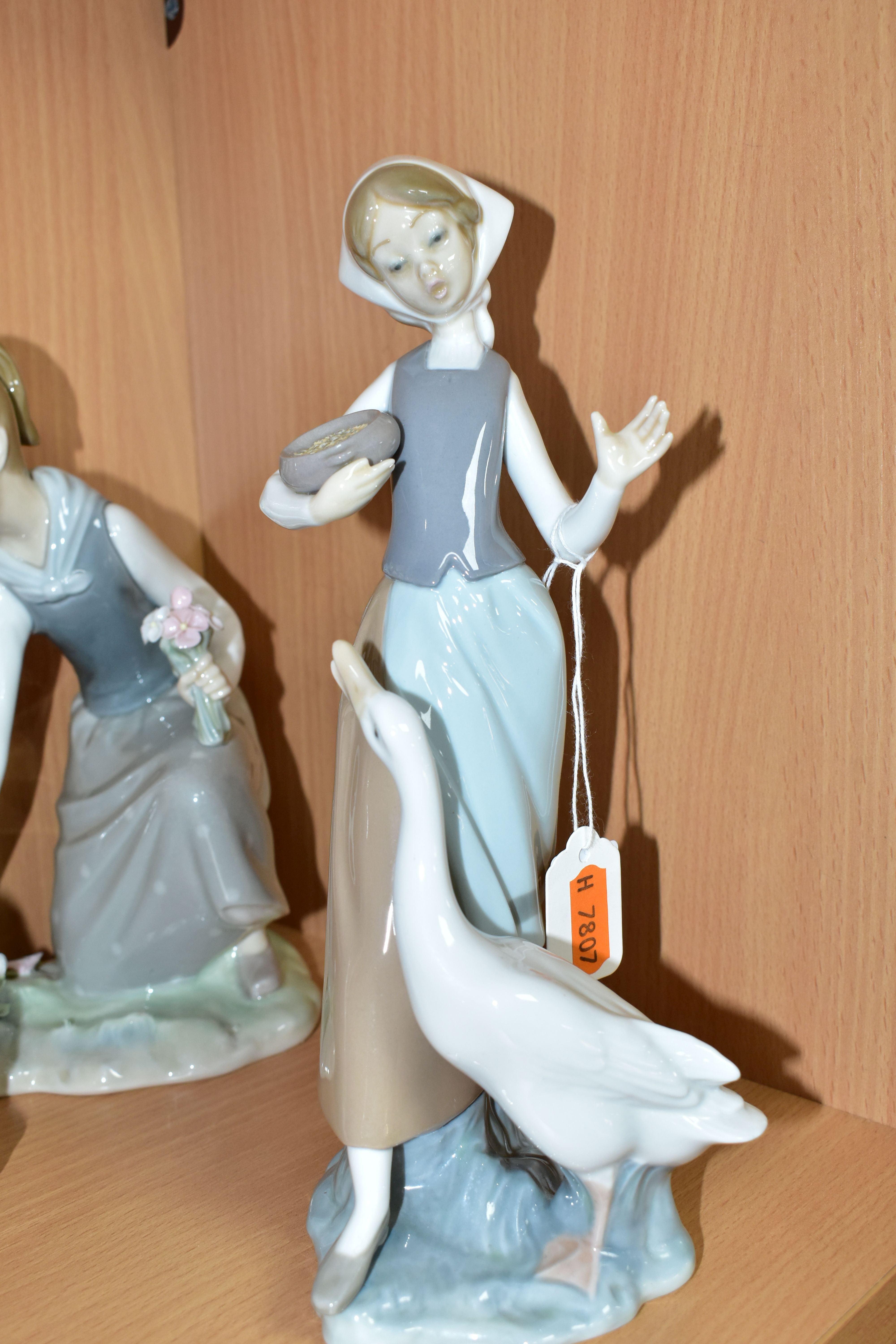 THREE LLADRO FIGURES OF GIRLS SCULPTED BY VINCENTE MARTINEZ, comprising Feeding Time / Girl with - Bild 2 aus 6