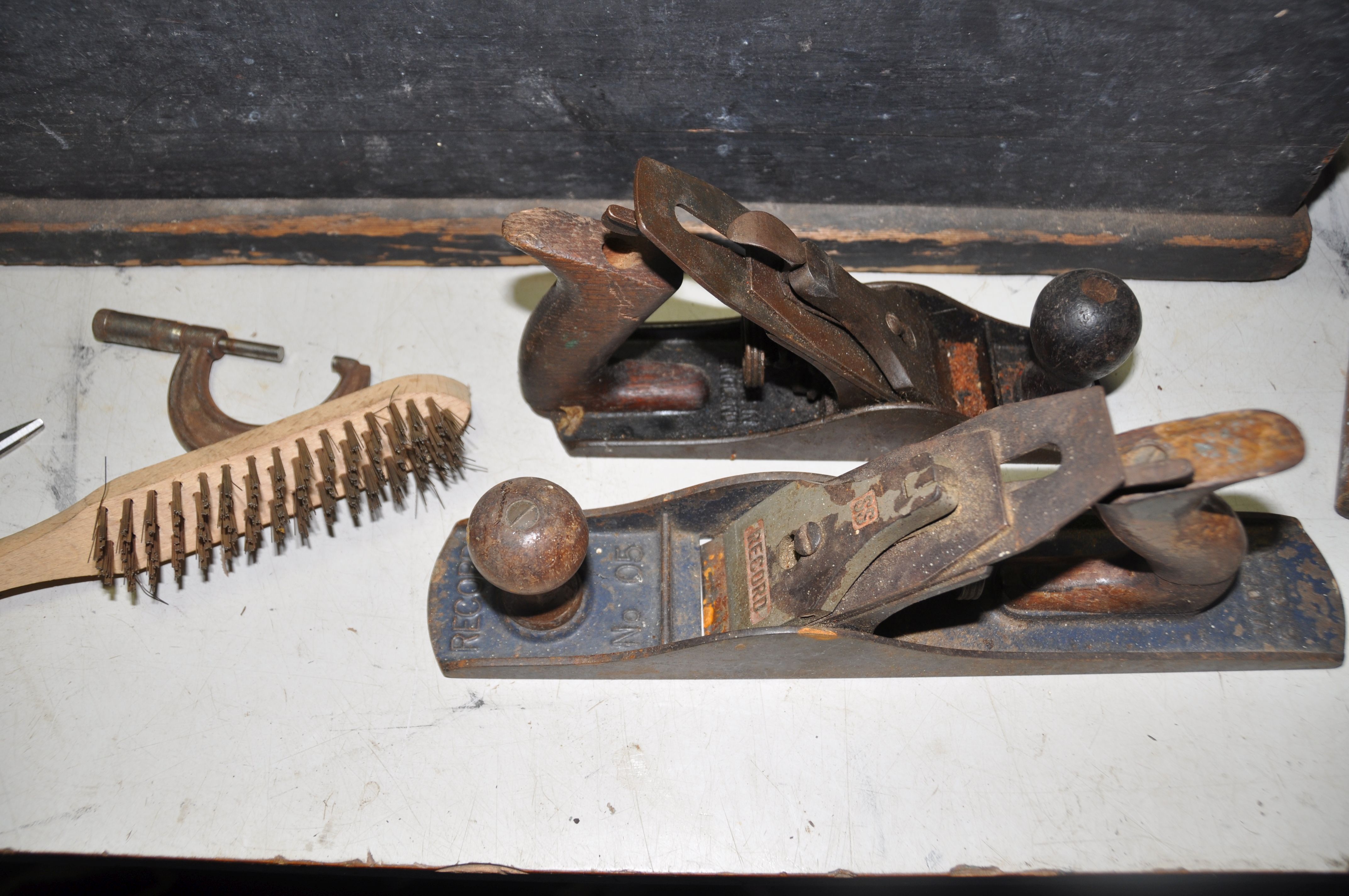 A WOODEN TOOLCHEST AND TOOLS to include a quantity of vintage tools, Record planes, wooden block - Bild 3 aus 3