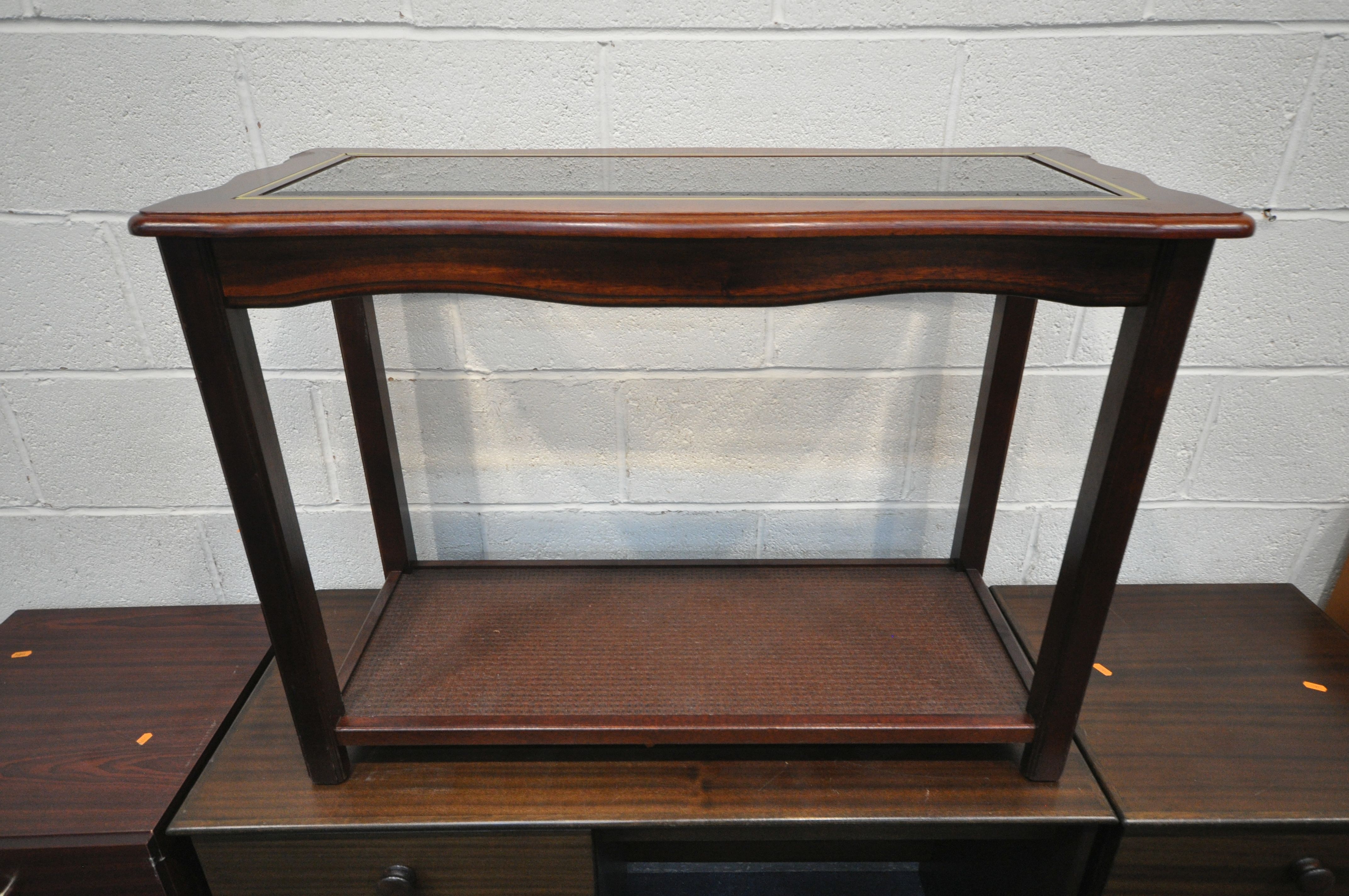 A SELECTION OF MAHOGANY FURNITURE, to include a dressing table, four drawer bedside chest, another - Bild 2 aus 3