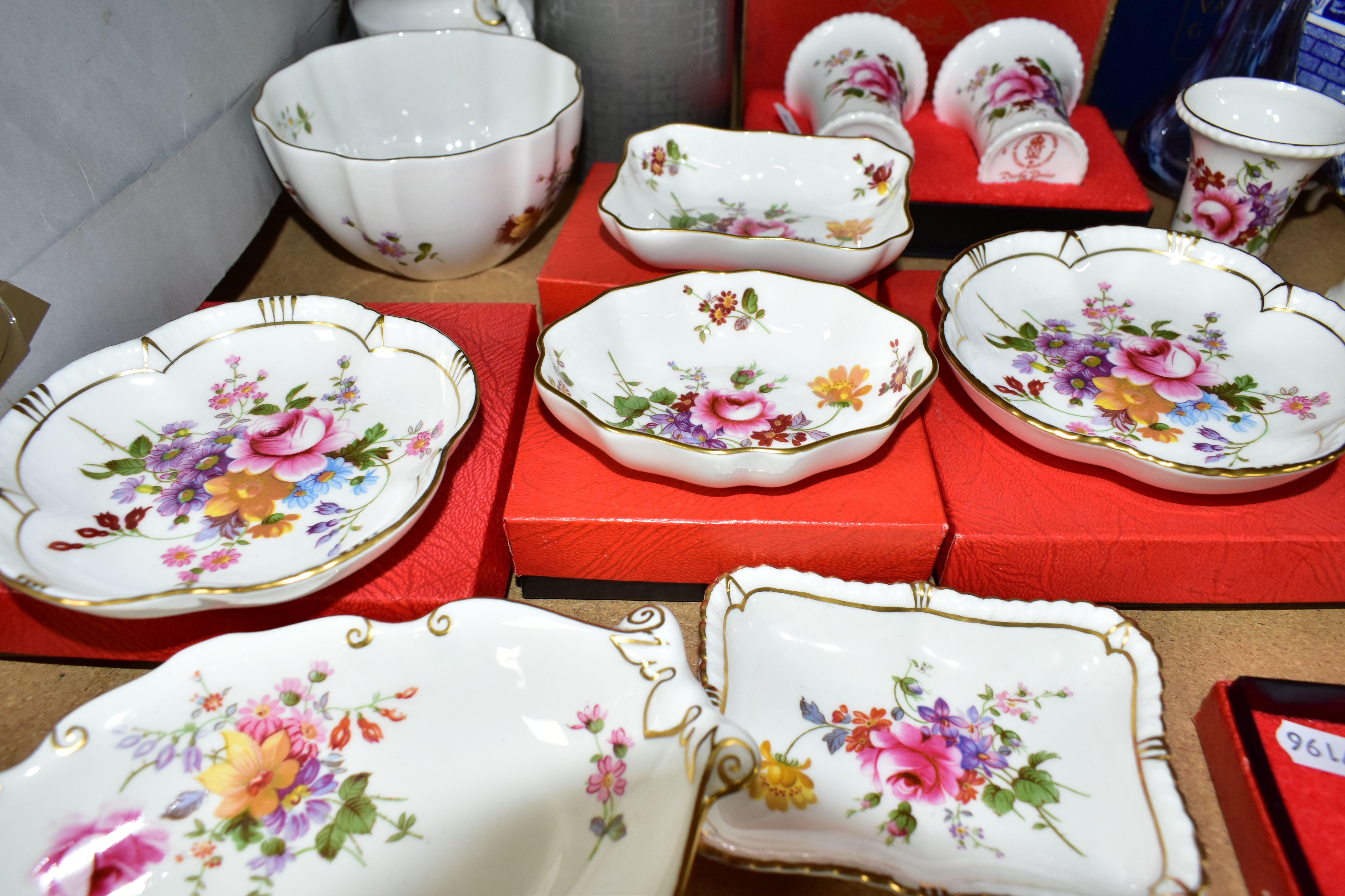 A GROUP OF BOXED GLASSWARES AND ROYAL CROWN DERBY, comprising three boxed Caithness vases, a boxed - Bild 5 aus 6