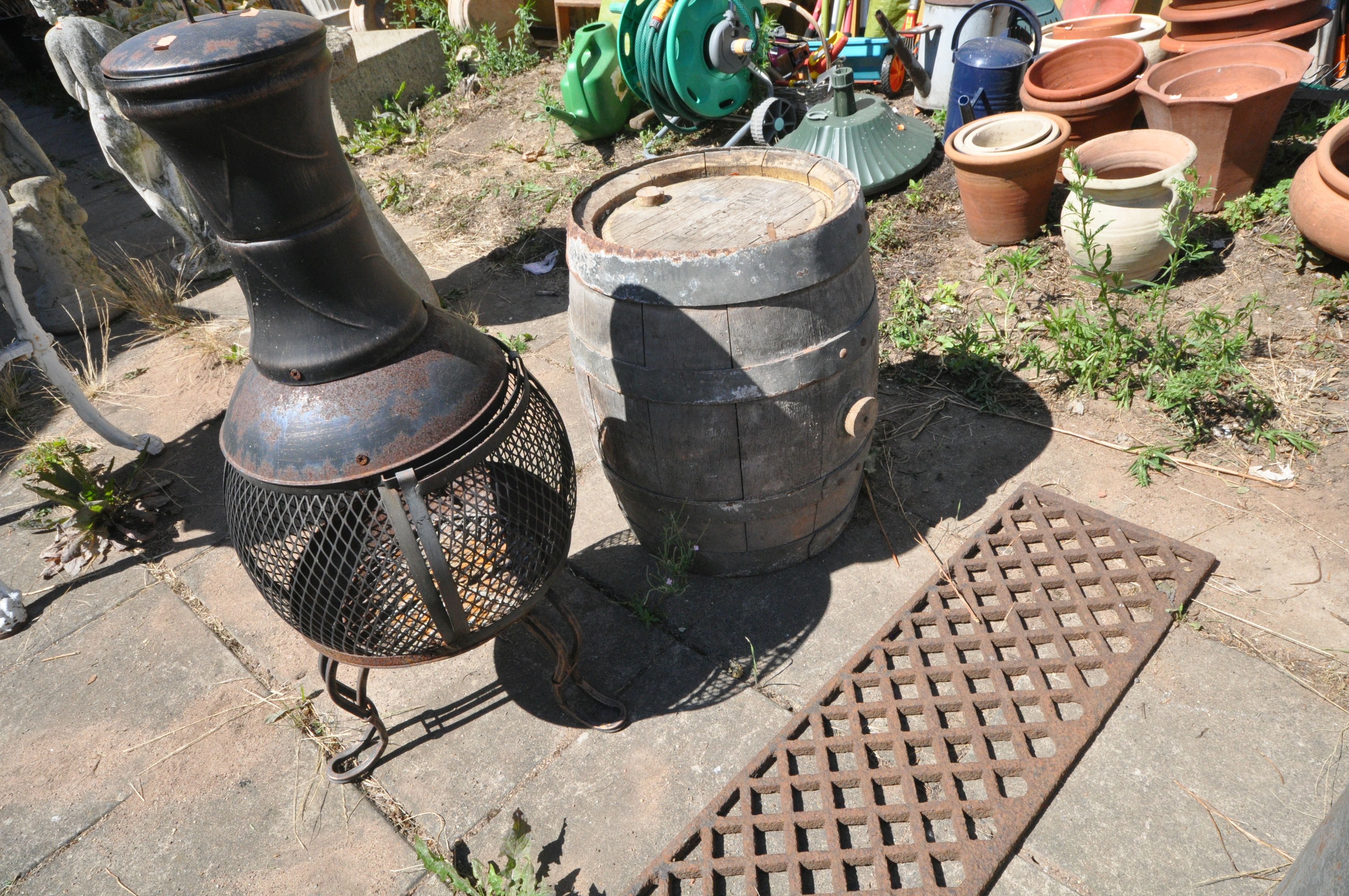 AN IND COOPE COOPERED BARREL, diameter 42cm x height 53cm, along with a metal chiminea, and a cast - Bild 2 aus 2