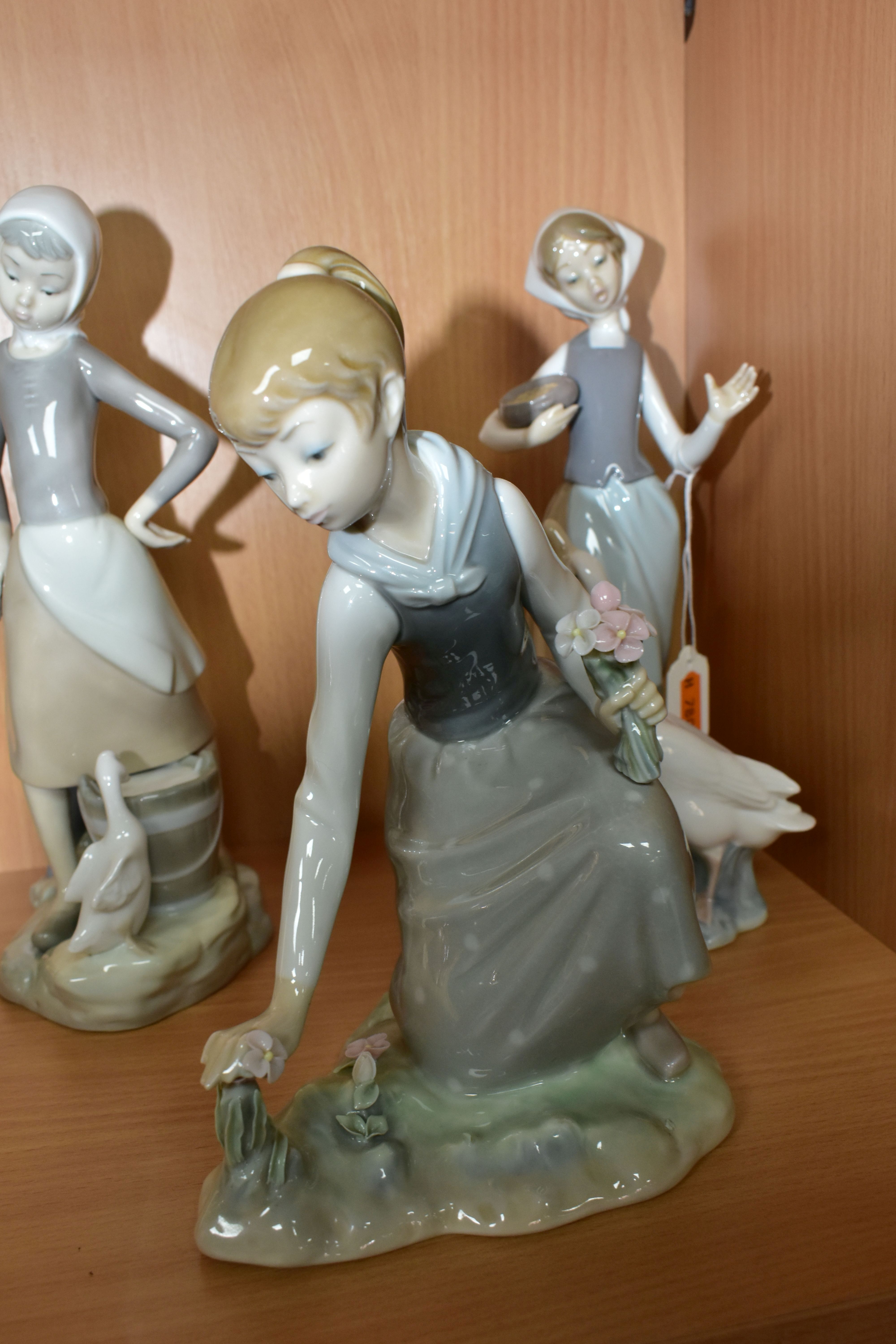 THREE LLADRO FIGURES OF GIRLS SCULPTED BY VINCENTE MARTINEZ, comprising Feeding Time / Girl with - Bild 4 aus 6