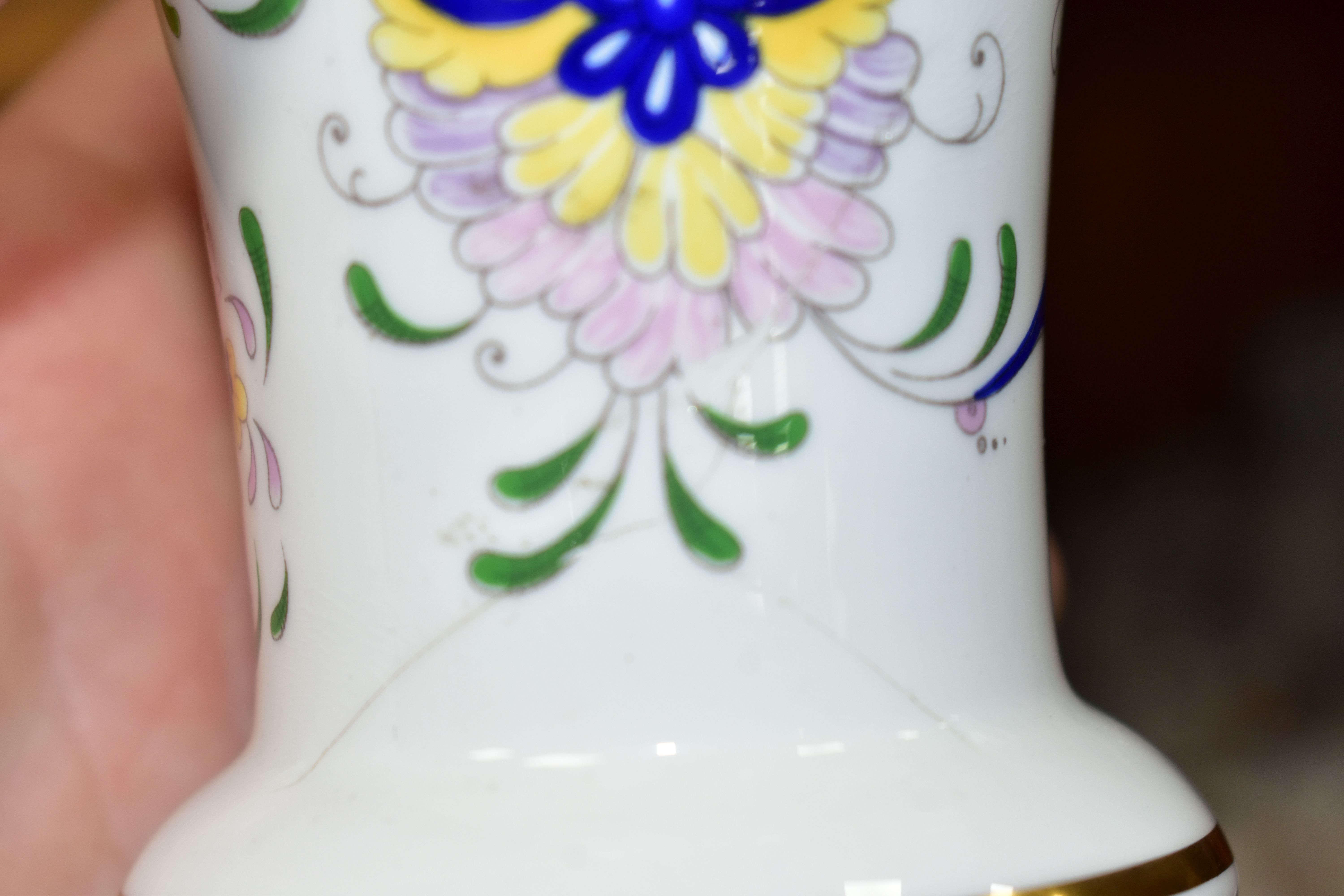 A GROUP OF COALPORT TEA AND GIFT WARES, in Pageant and Hong Kong patterns, twenty six pieces, - Bild 5 aus 5