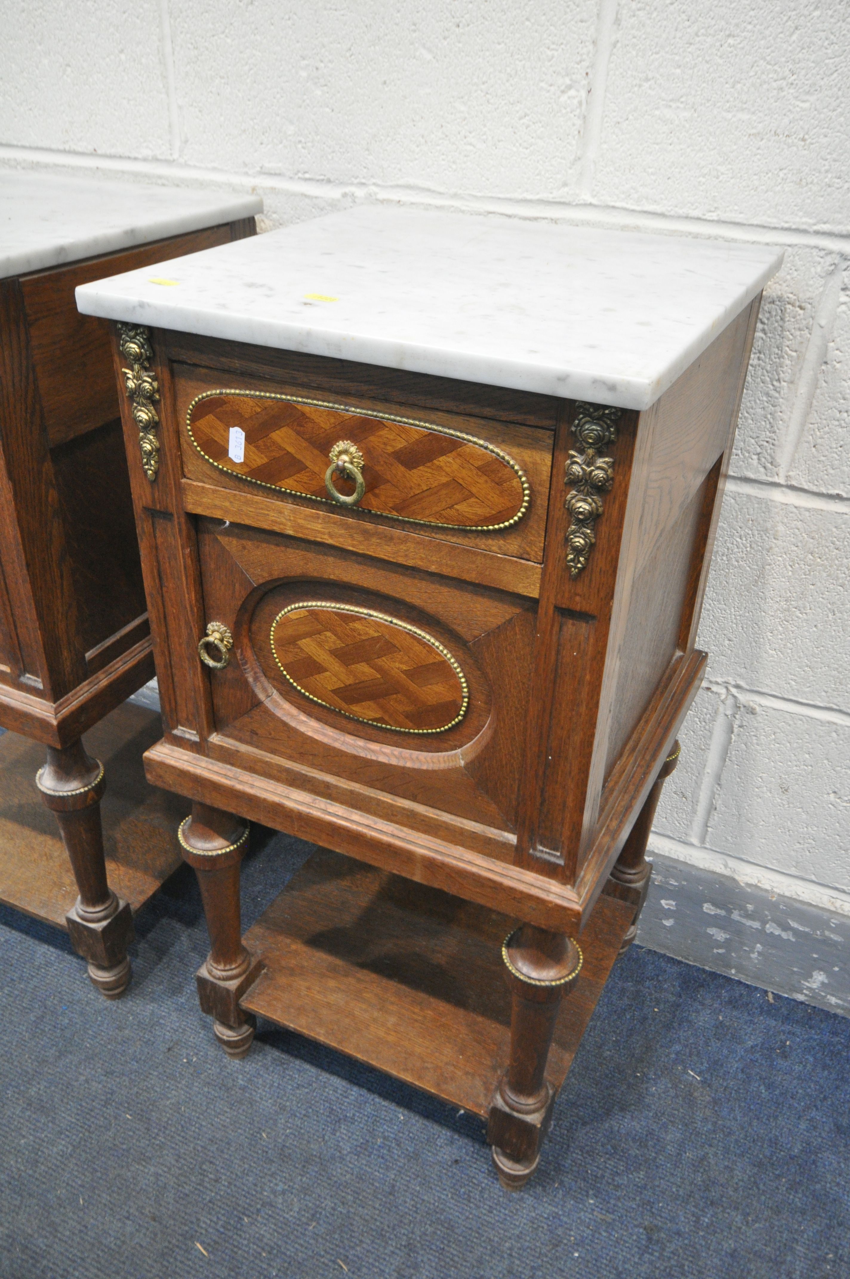 AN OPPOSING PAIR OF EARLY 20TH CENTURY OAK FRENCH POT CUPBOARD/BEDSIDE CABINETS, with marble top, - Bild 3 aus 4