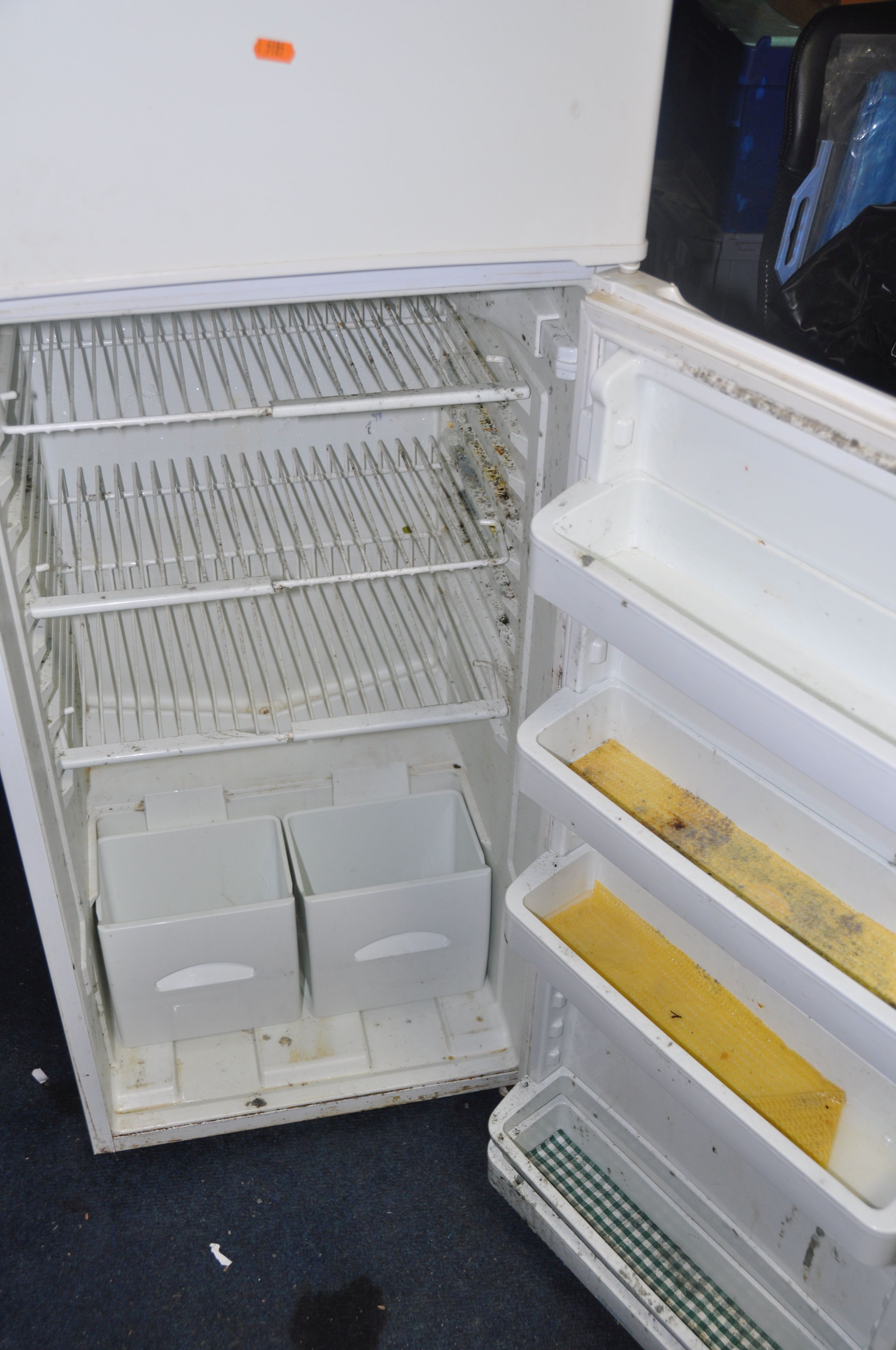 A INDESIT RG2250W FRIDGE FREEZER (condition-very dirty some mould) (PAT pass and working) - Bild 3 aus 3