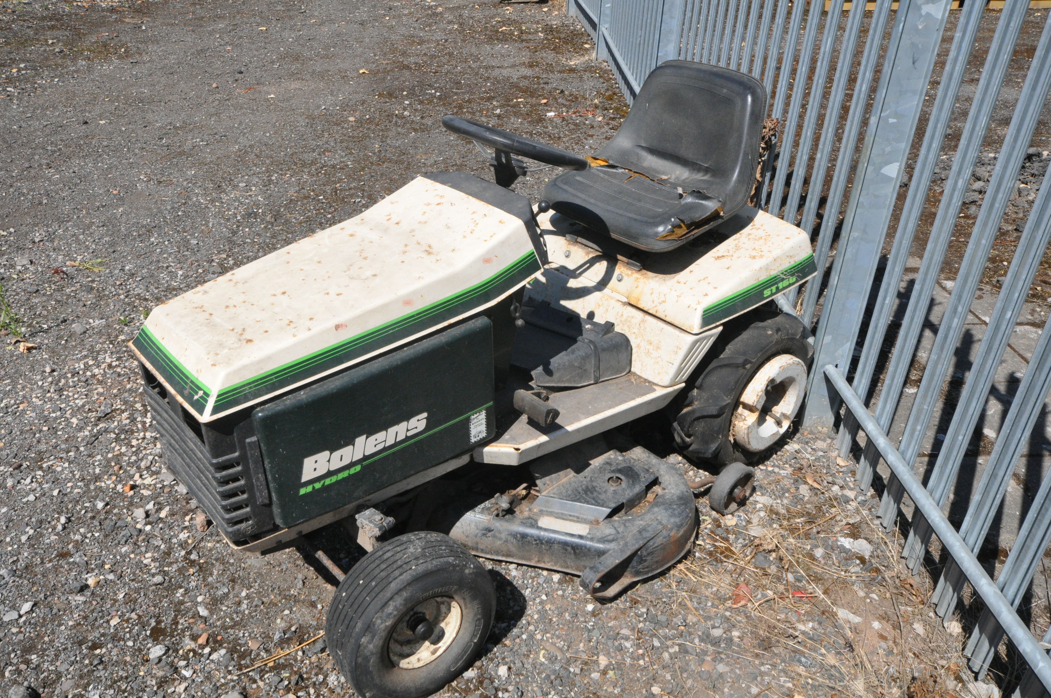 A BOLENS HYDRO ST160 PETROL RIDE ON LAWNMOWER (condition:-no key so untested, bodywork rusty and - Bild 3 aus 5