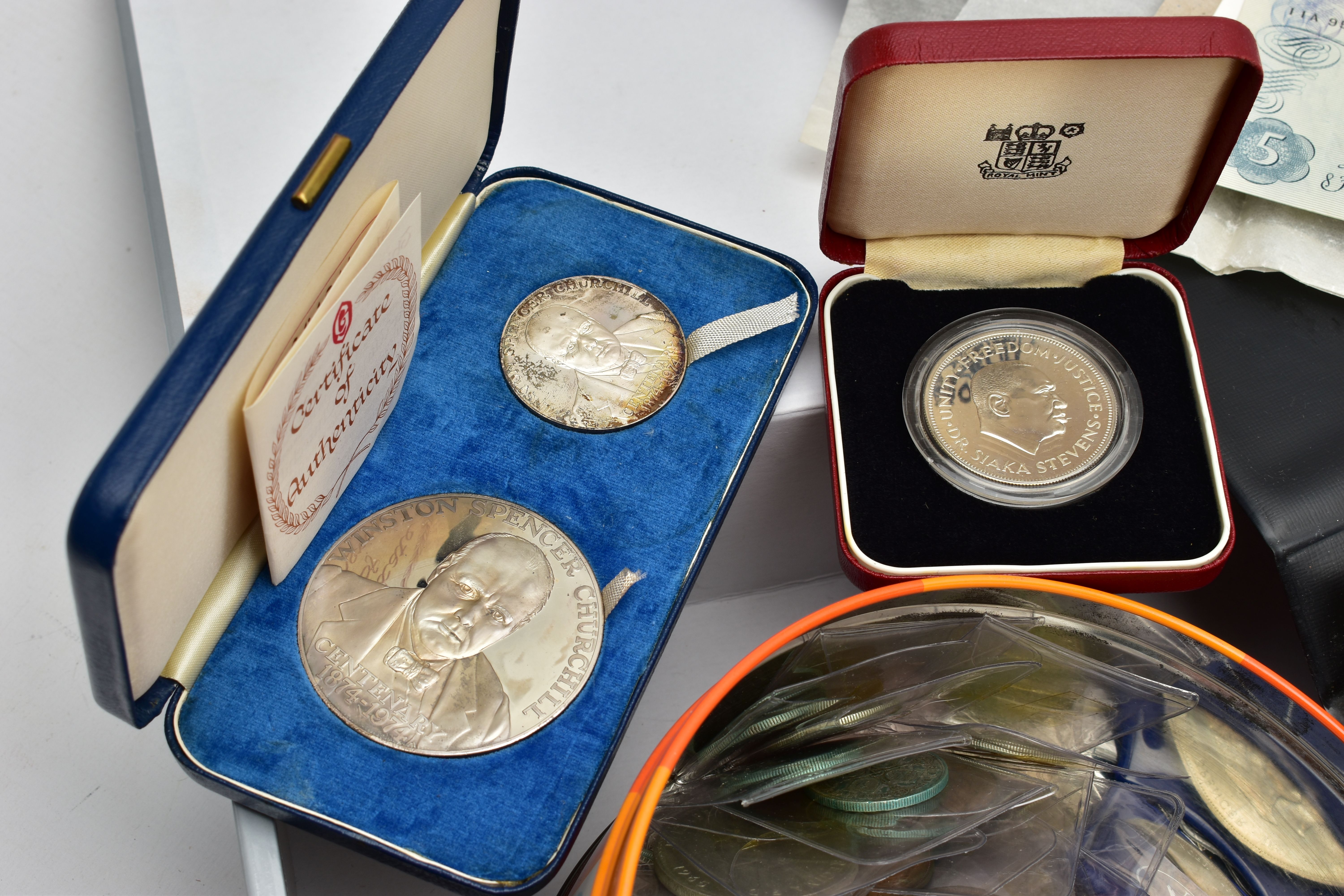 A TIN AND FILE CASE OF COINS AND BANKNOTES, to include a cased set of Sir Winston Churchill - Bild 5 aus 9