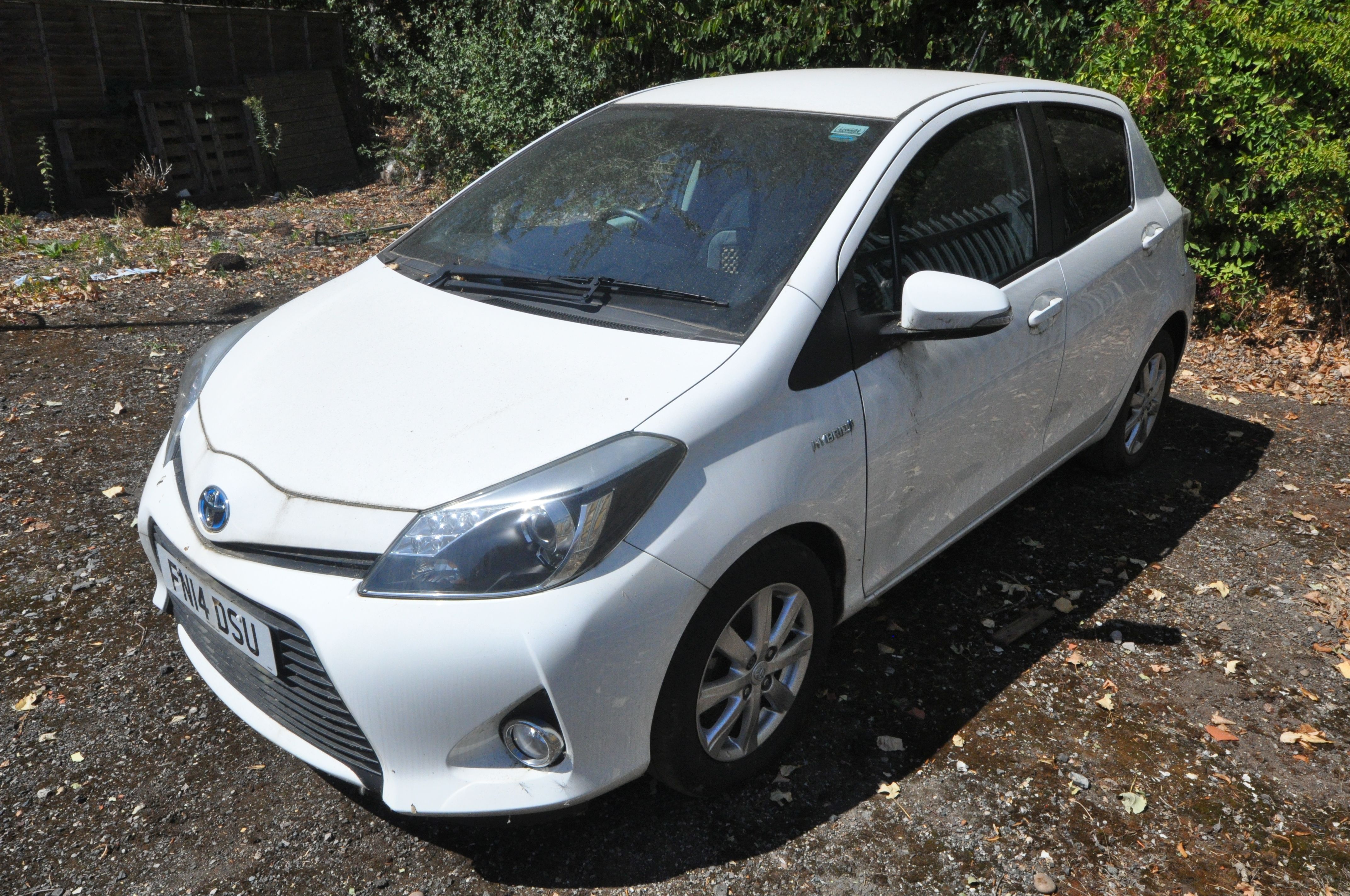 A TOYOTA YARIS HYBRID ICON CVT CAR, in white, hybrid electric, 1497cc petrol engine, automatic, five - Bild 2 aus 9