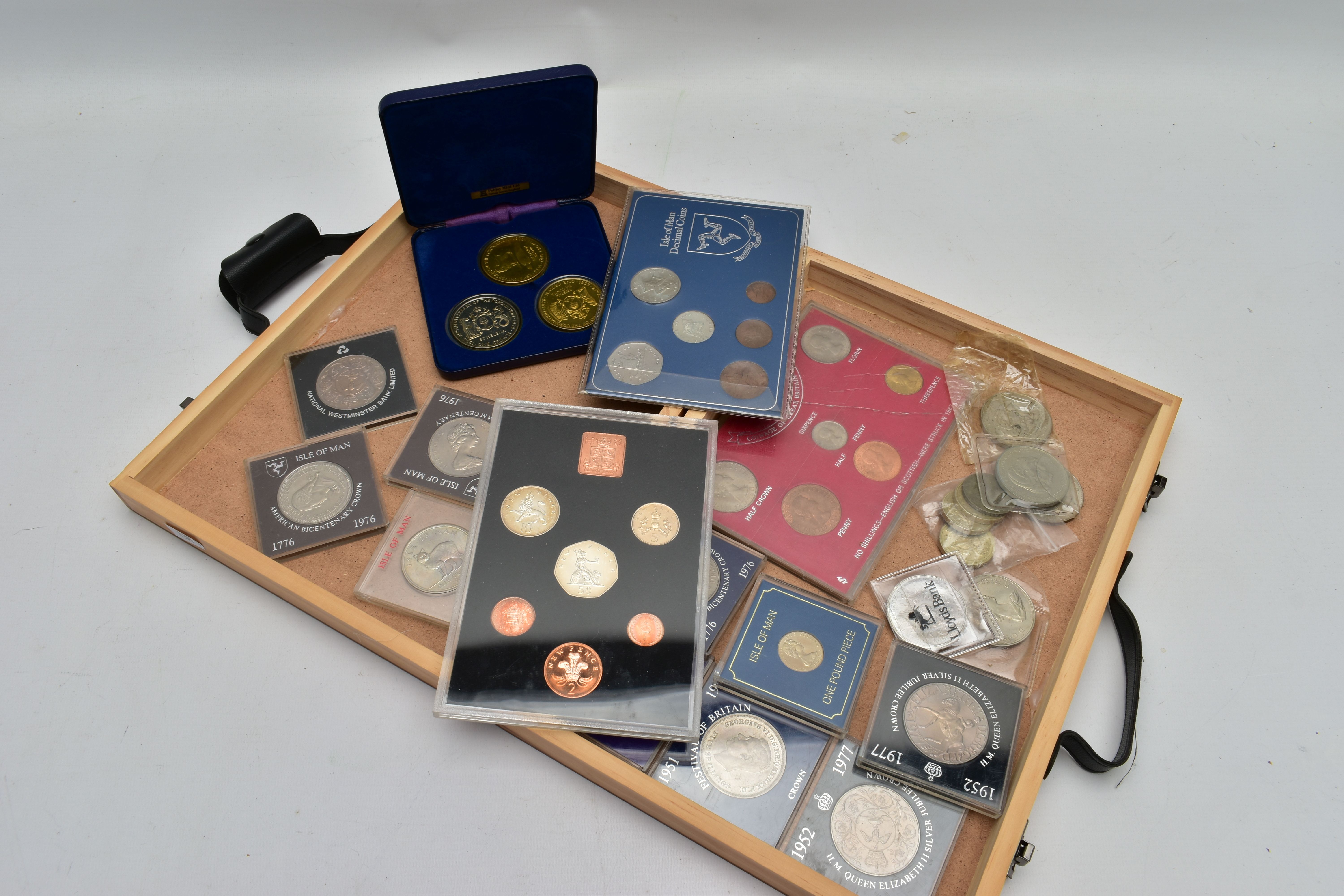 A SMALL WOODEN CASE OF COINS AND COMMEMORATIVES, to include a cased and sealed three-coin 1978 St