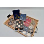 A SMALL WOODEN CASE OF COINS AND COMMEMORATIVES, to include a cased and sealed three-coin 1978 St
