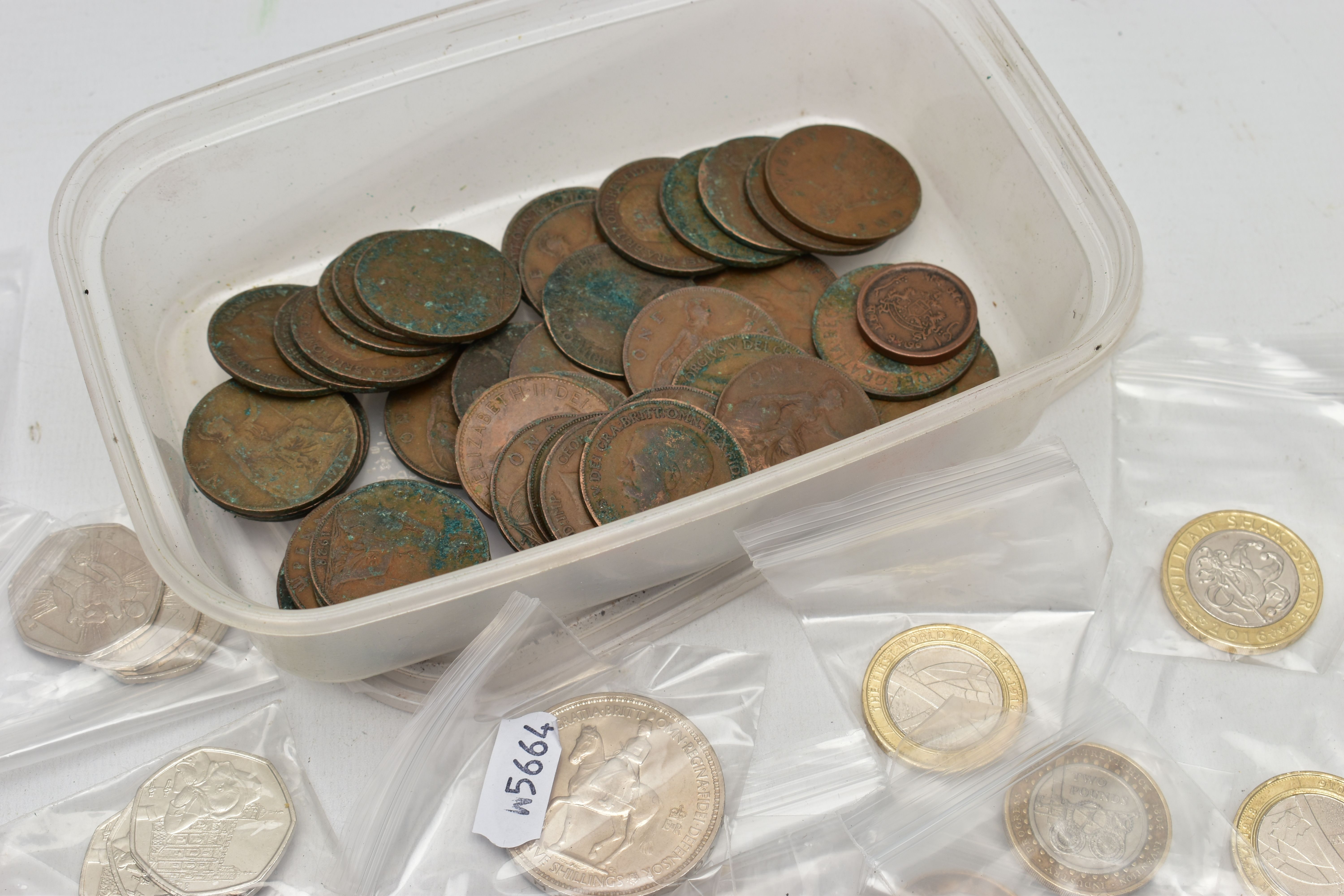 A SMALL CARDBOARD BOX OF MAINLY MODERN UK COINAGE, to include 25 X two-pound coins with Features e. - Bild 5 aus 5