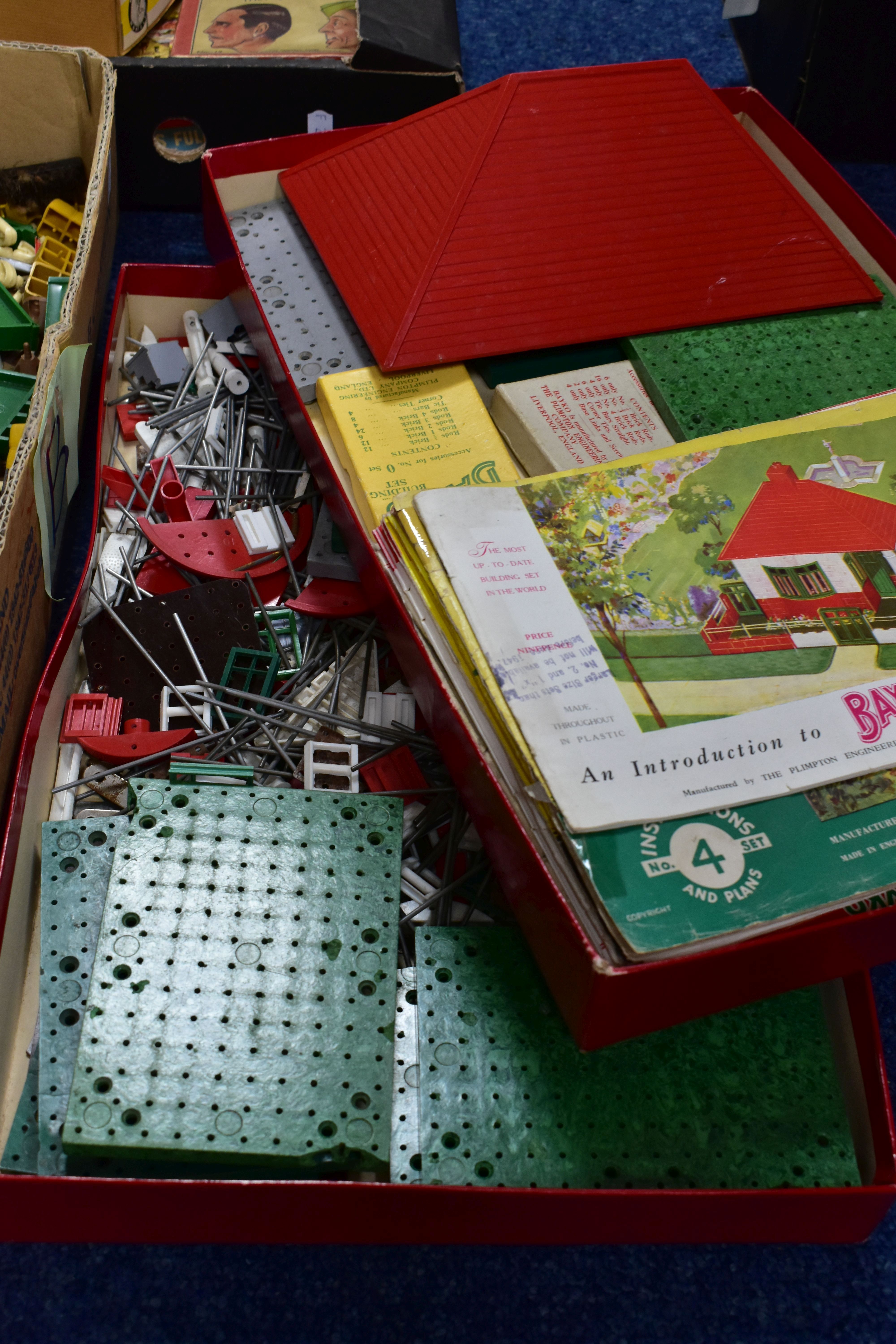 VINTAGE TOYS, three boxes containing a collection of toys and games to include Bayko, a Picador - Bild 3 aus 6