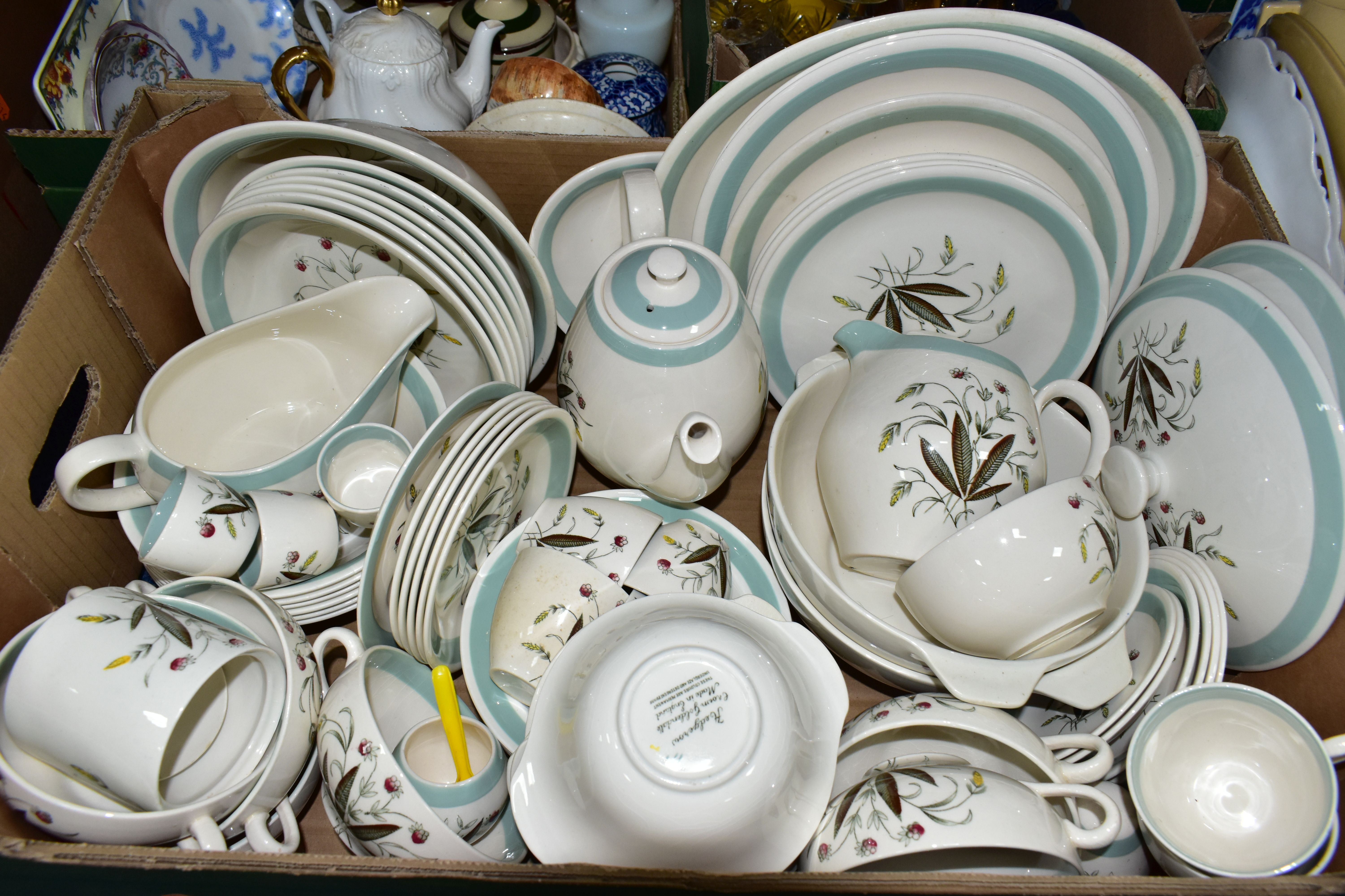 FIVE BOXES OF CERAMICS AND GLASSWARE, to include an Alfred Meakin 'Hedgerow' pattern part dinner set - Bild 2 aus 6