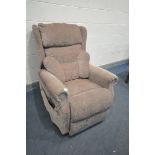 A BROWN UPHOLSTERED ELECTRIC RISE AND RECLINE ARMCHAIR (PAT pass and working)