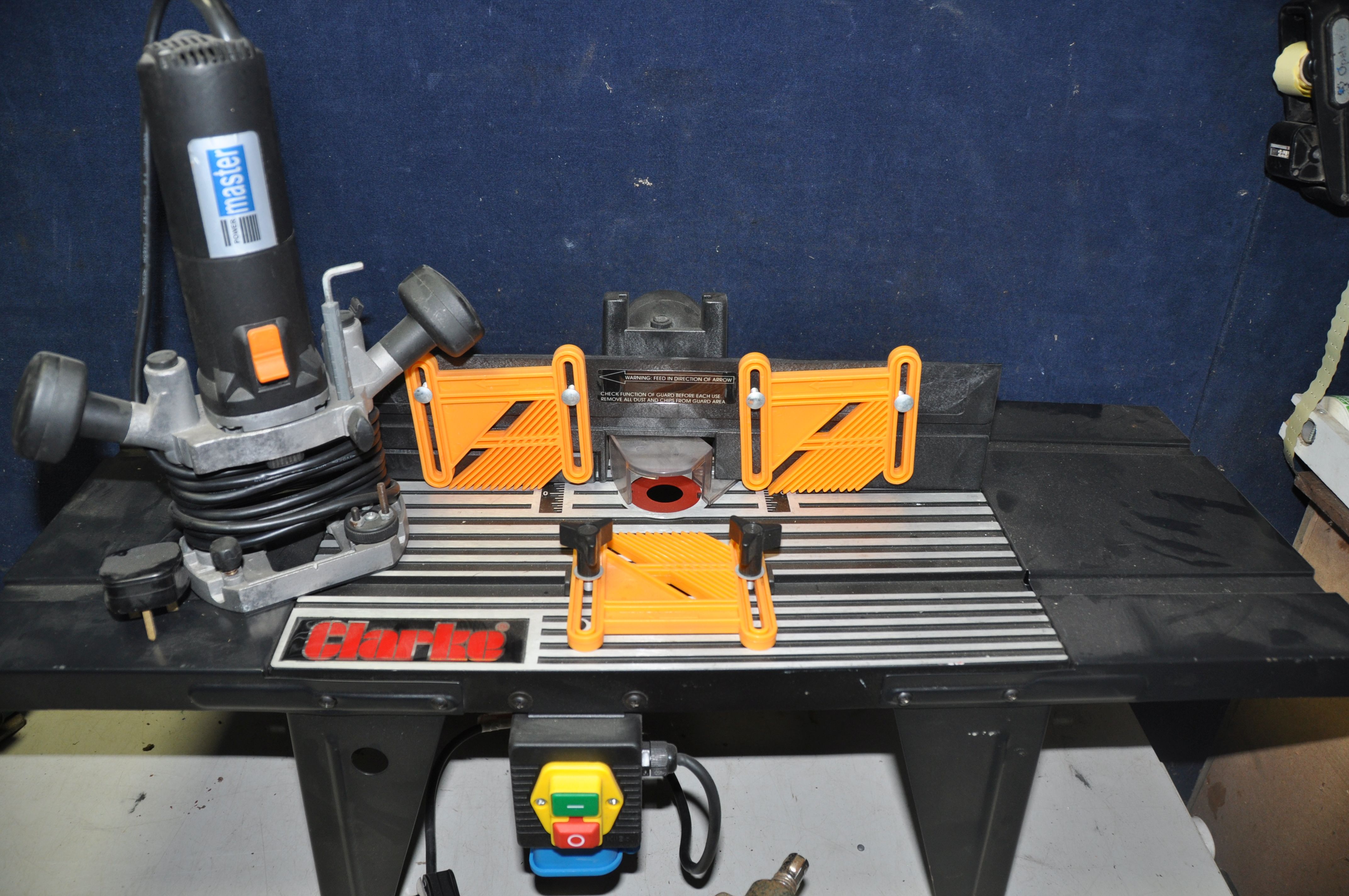A CLARKE CRT-1 ELECTRIC TABLE TOP along with a Power Master electric router, Jacob cross vice and - Bild 2 aus 5