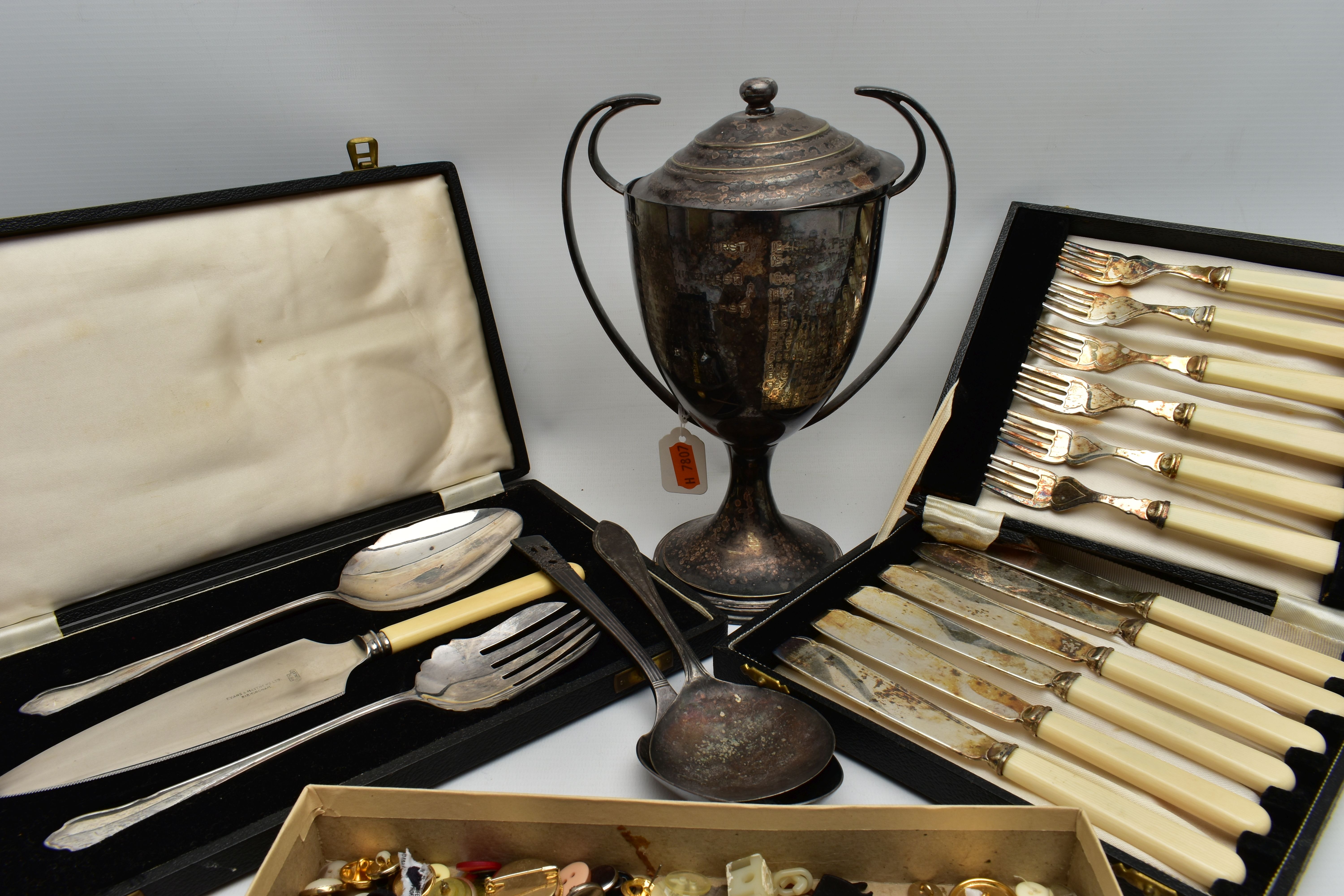 ASSORTED CUTLERY AND COSTUME JEWELLERY, to include a case set of three servers, a cased set of - Image 3 of 3