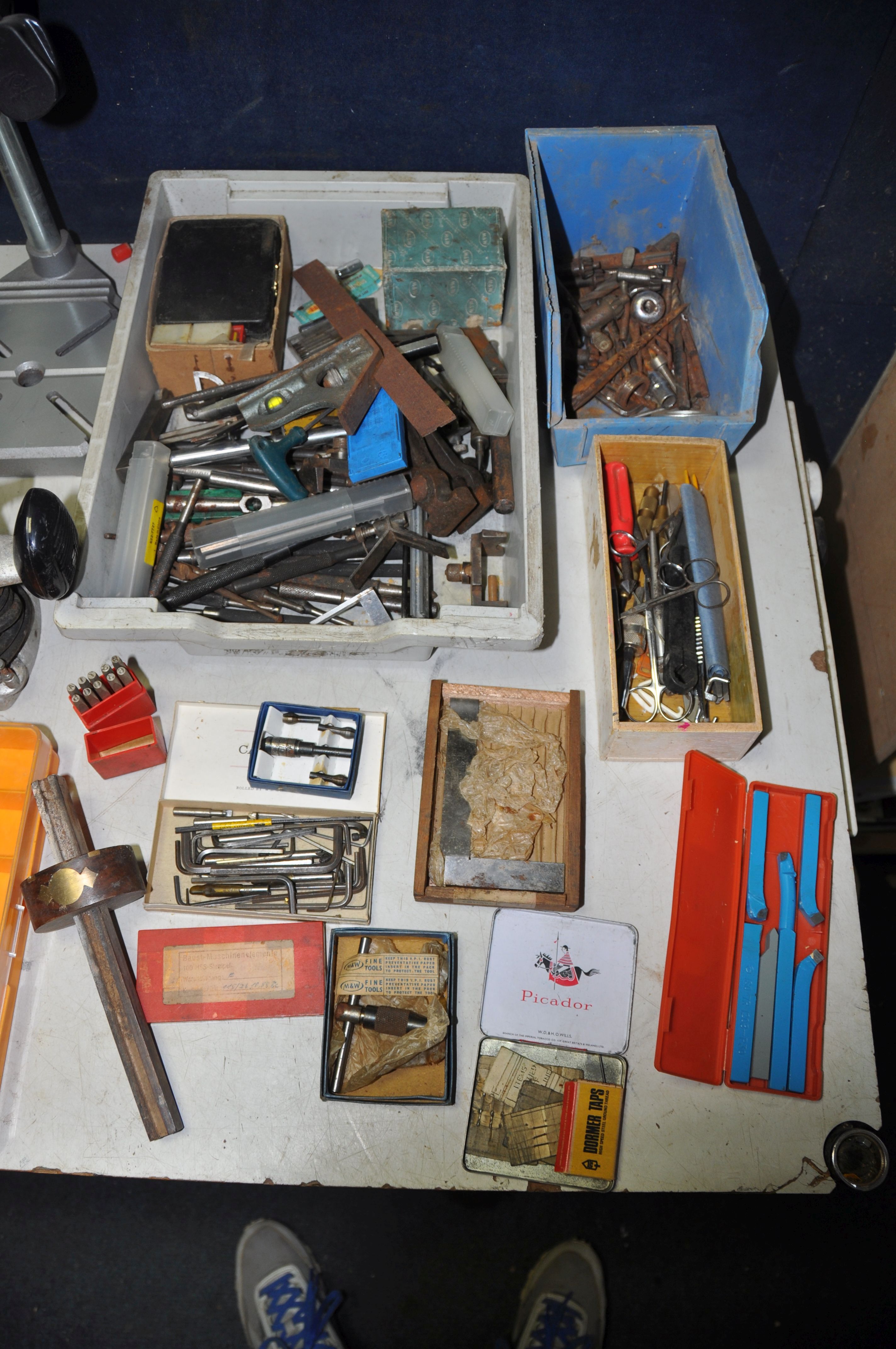 A LARGE QUANTITY OF VINTAGE AND MODERN TOOLS AND SPARES to include marking tools, ELU router, heat - Bild 2 aus 4