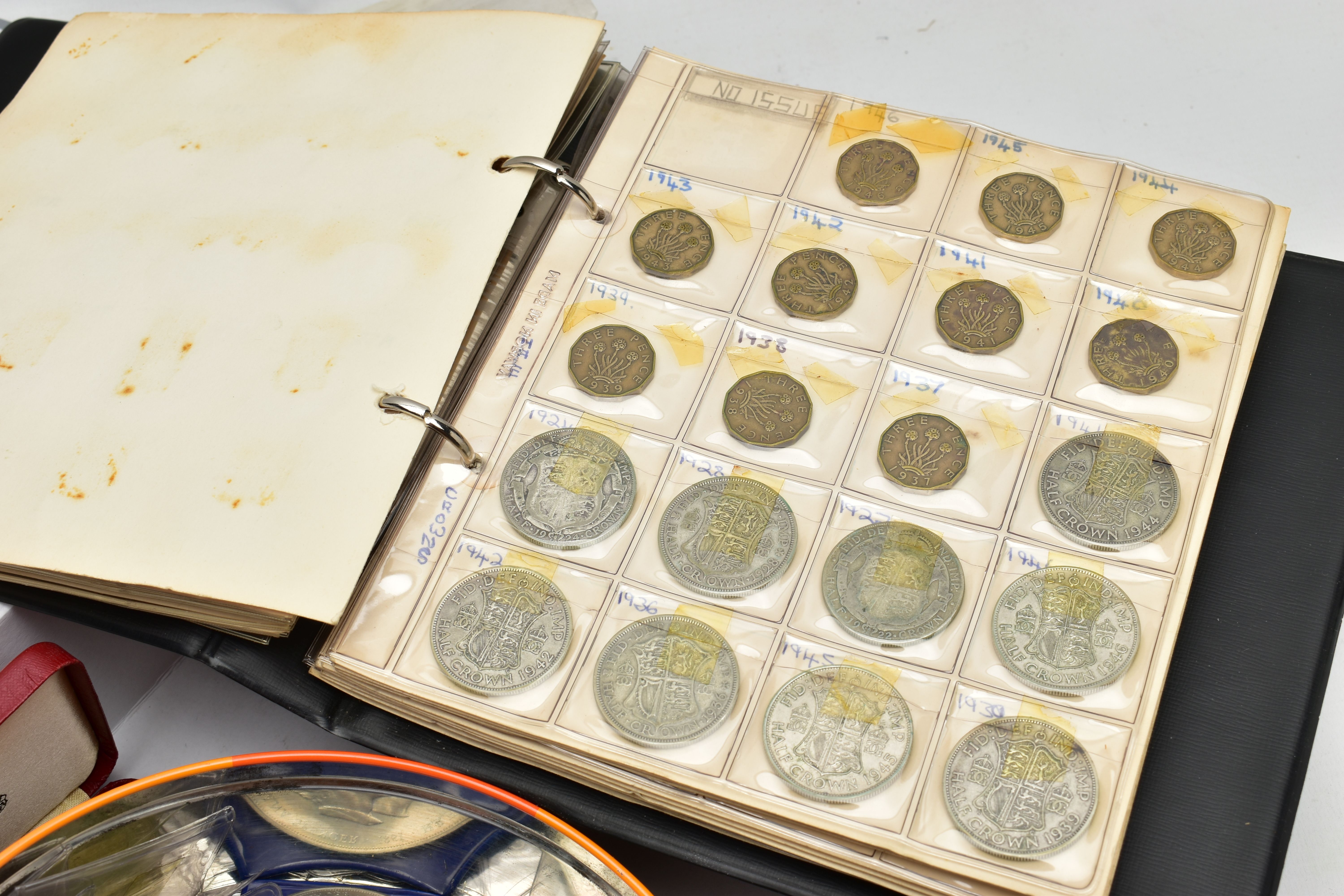 A TIN AND FILE CASE OF COINS AND BANKNOTES, to include a cased set of Sir Winston Churchill - Bild 6 aus 9