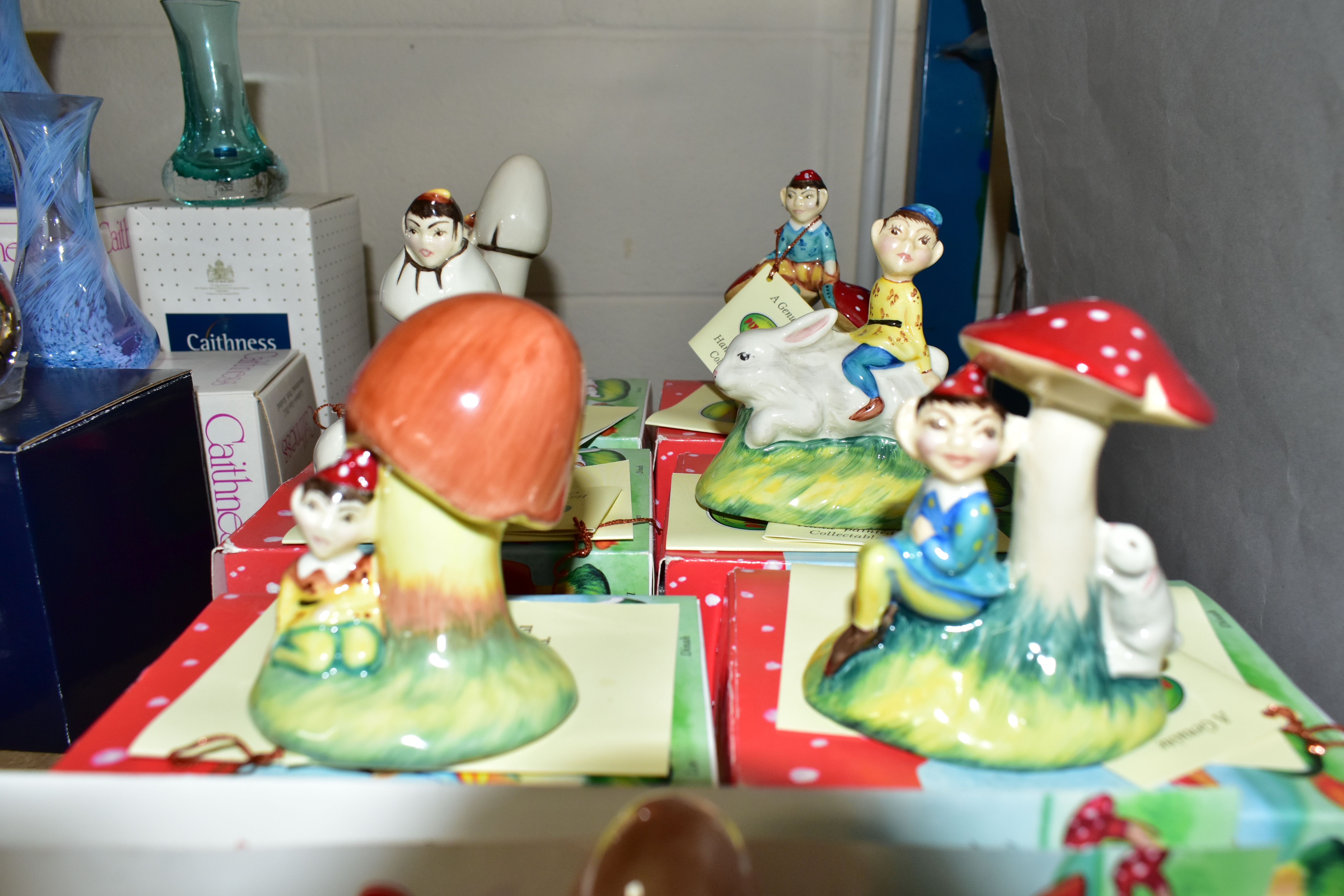 A COLLECTION OF J FRYER AND SON OLDCOURT PIXIELAND FIGURES, to include six boxed figures: Isabel, - Bild 3 aus 4