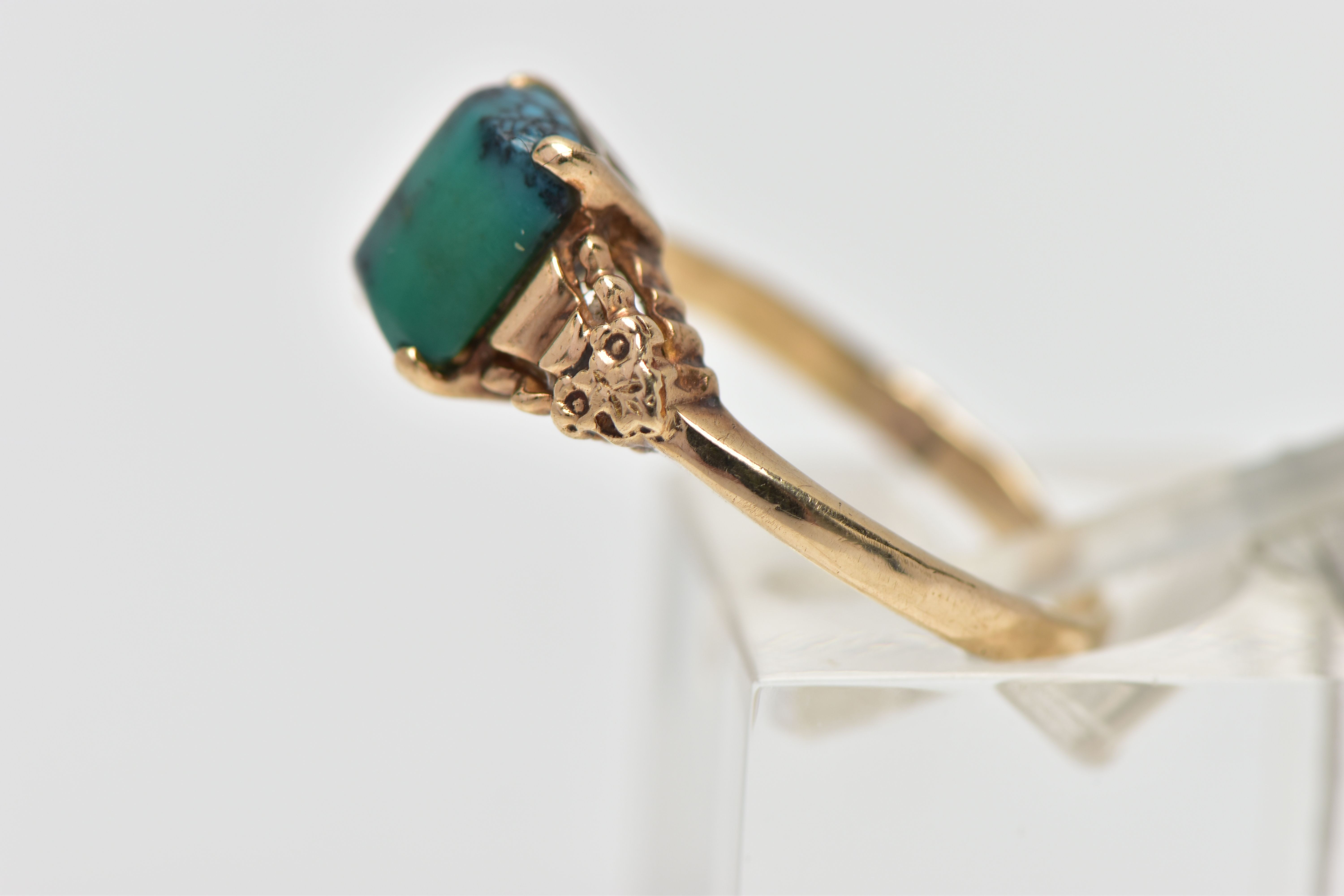 A YELLOW METAL TURQUOISE RING, rectangular blue/green turquoise cabochon, four claw set in a - Bild 2 aus 4