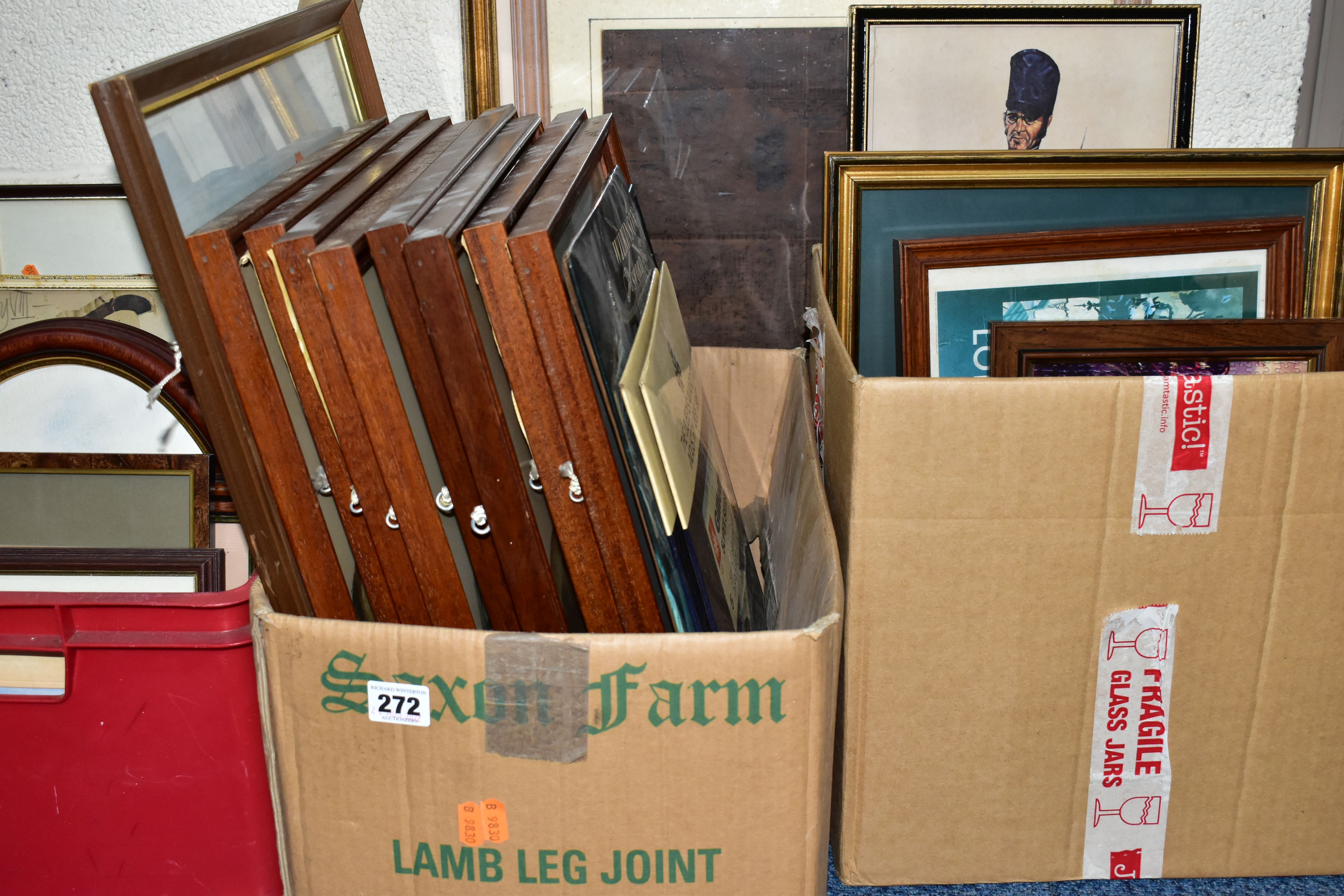 THREE BOXES AND LOOSE PICTURES ETC, to include three vintage razor blade counter top display signs - - Bild 2 aus 4