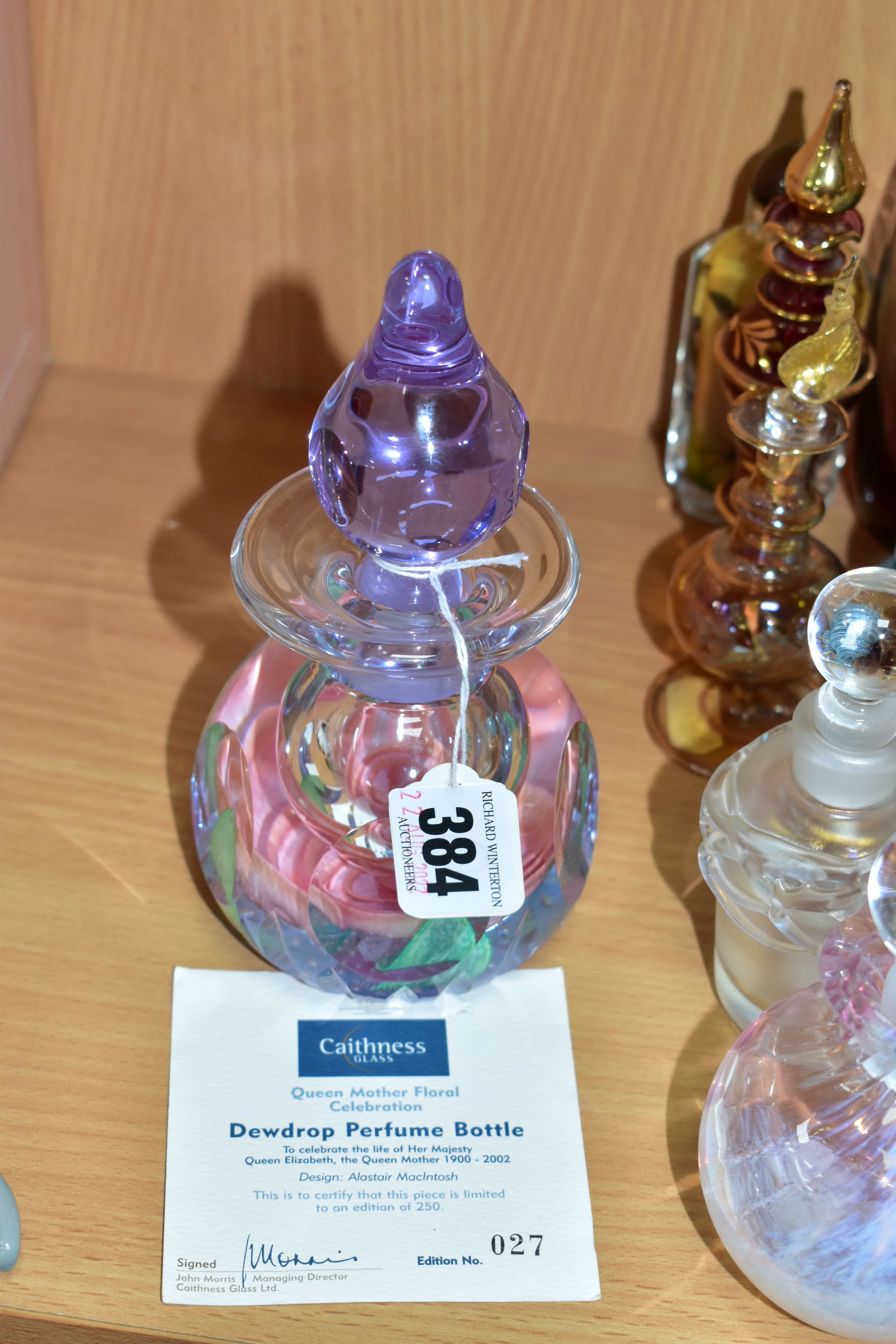 A COLLECTION OF ASSORTED PERFUME BOTTLES INCLUDING A BOXED CAITHNESS LIMITED EDITION DEWDROP PERFUME - Bild 5 aus 5