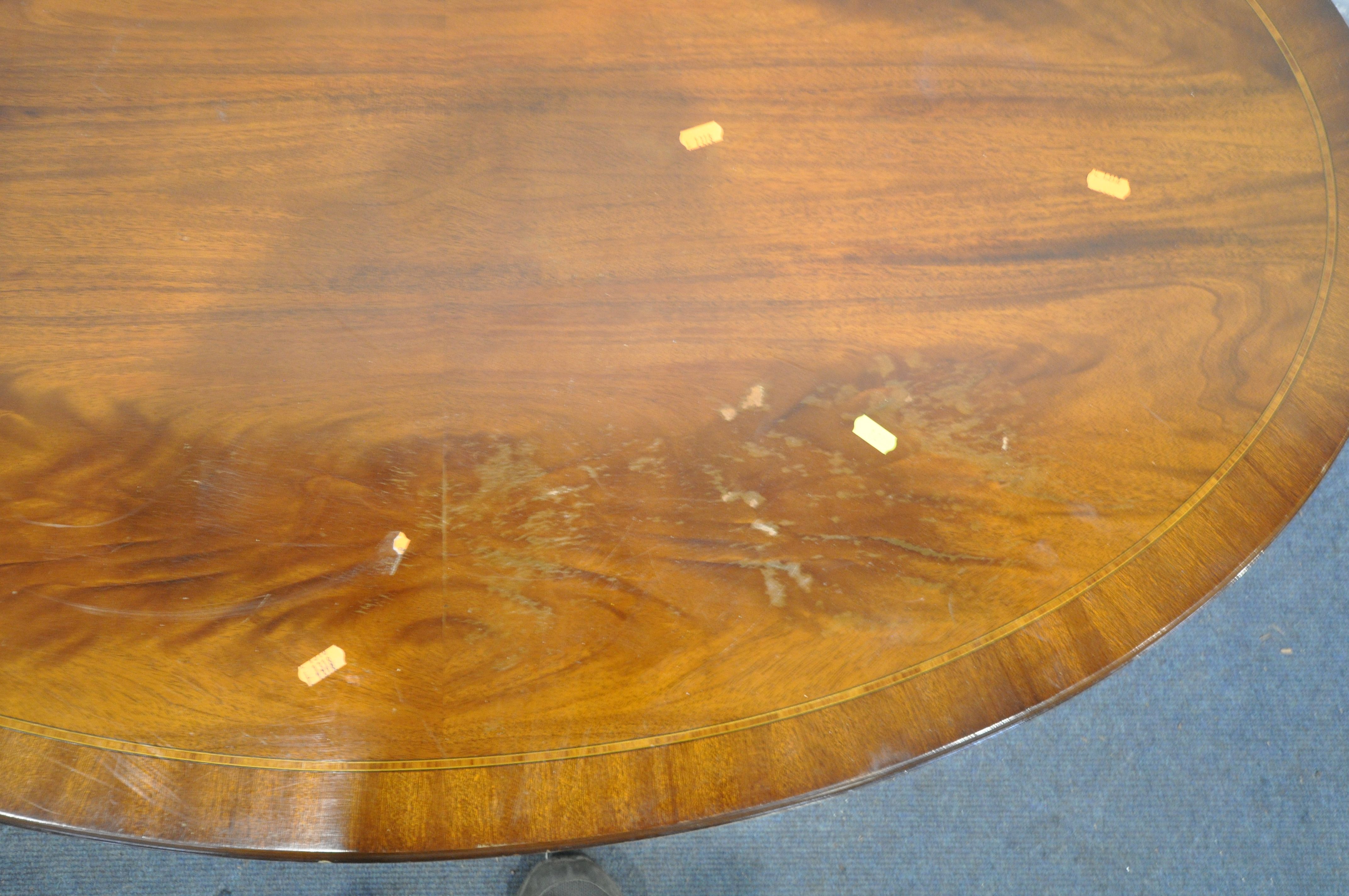 AN GILT FRAMED BEVELLED EDGE WALL MIRROR, 106cm x 75cm, an oval mahogany coffee table, and a mid- - Bild 5 aus 5