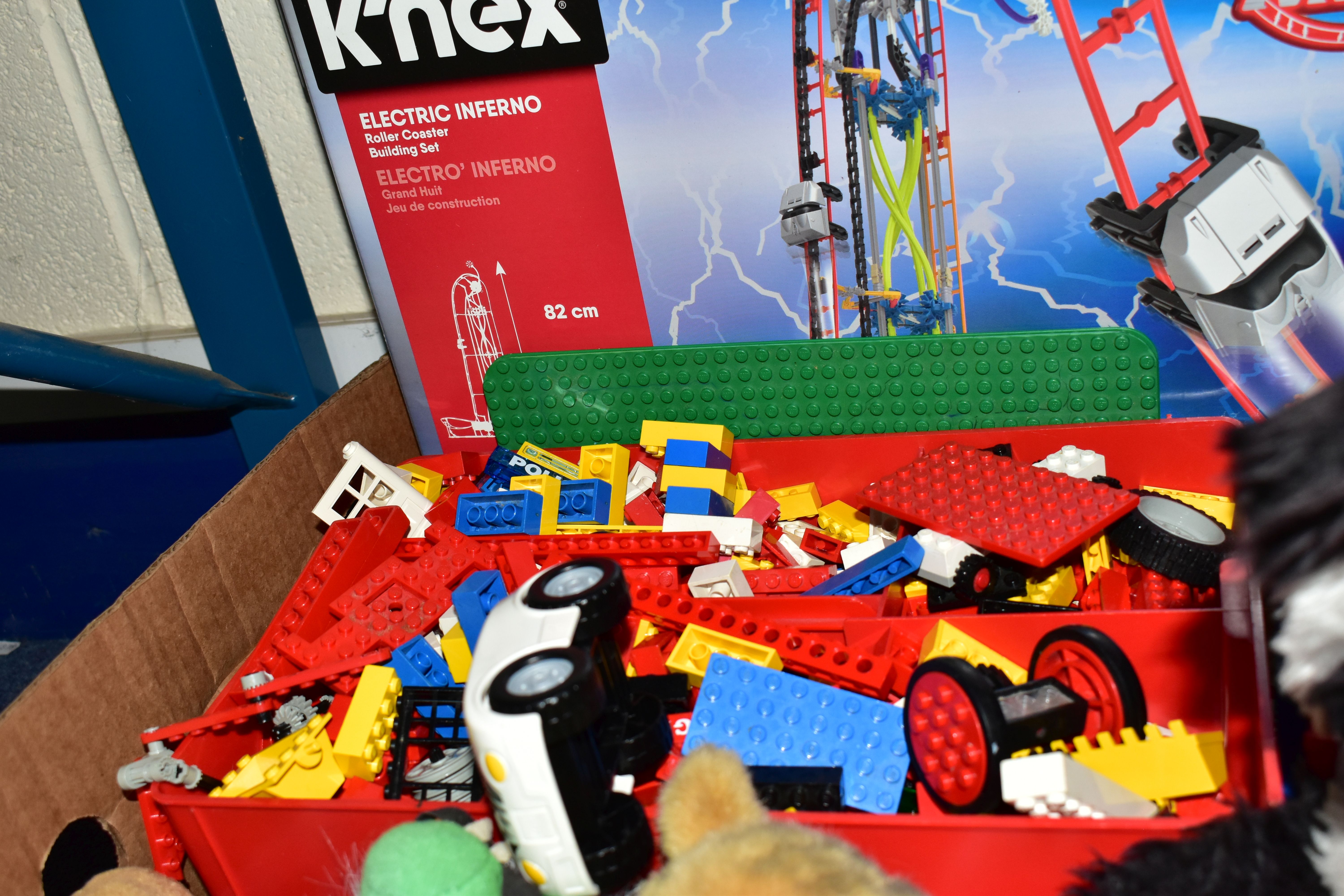 THREE BOXES OF TOY CARS AND LEGO, to include a mixed box of Lego, soft toys, KNEX 'Thrill and Ride', - Bild 5 aus 6