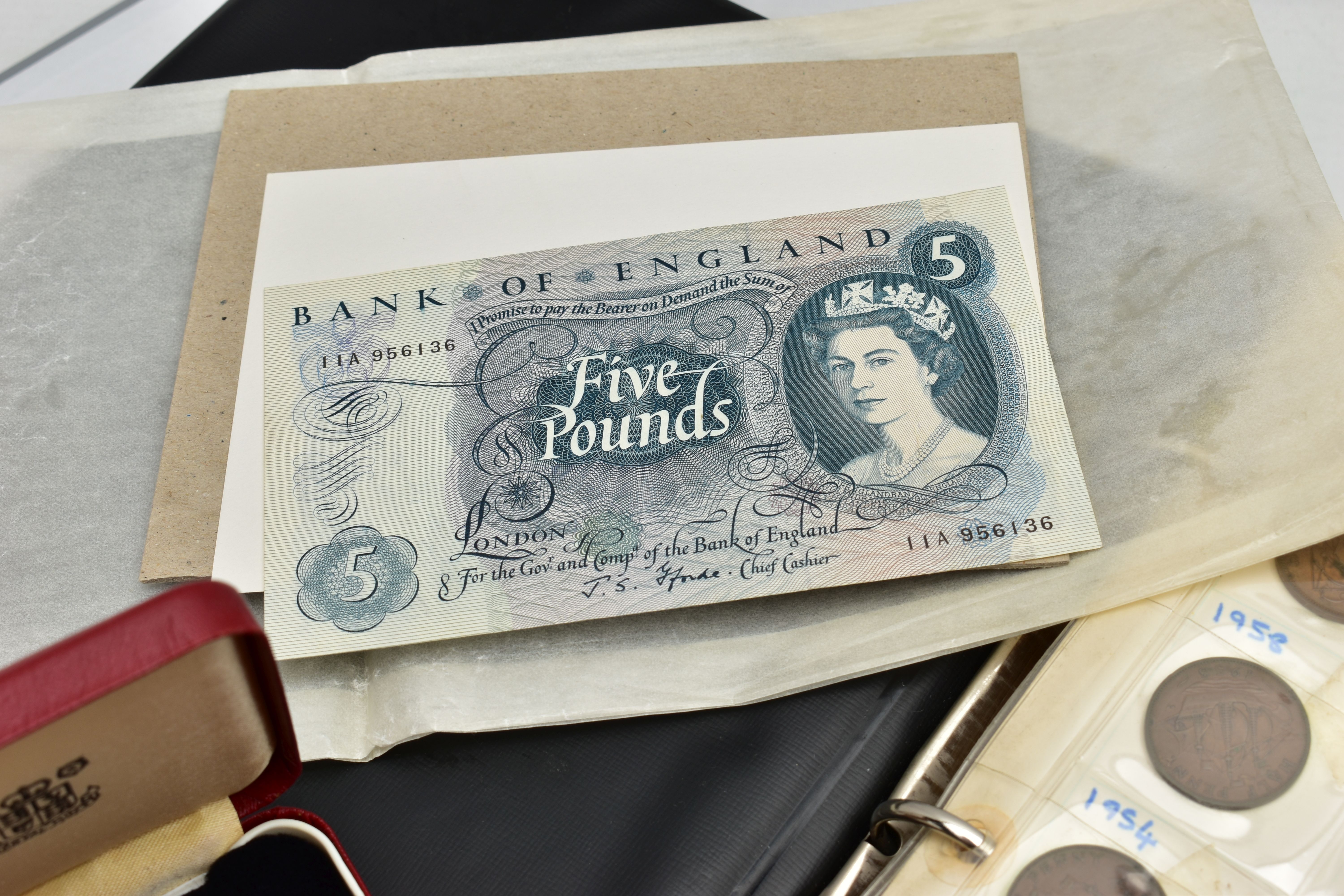 A TIN AND FILE CASE OF COINS AND BANKNOTES, to include a cased set of Sir Winston Churchill - Bild 3 aus 9