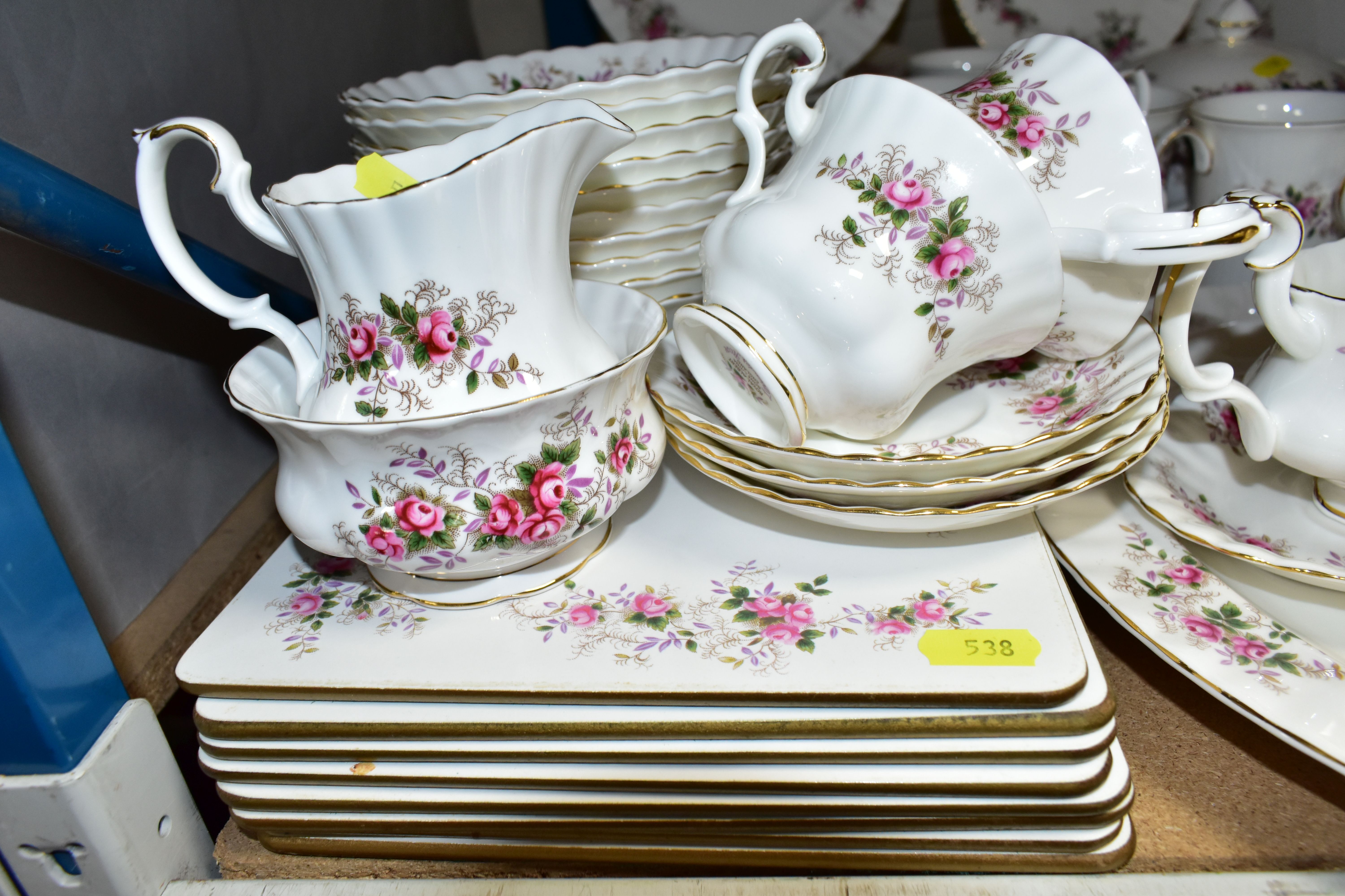 A ROYAL ALBERT 'LAVENDER ROSE' PATTERN DINNER SET, comprising ten dinner plates, ten side plates, - Bild 4 aus 7