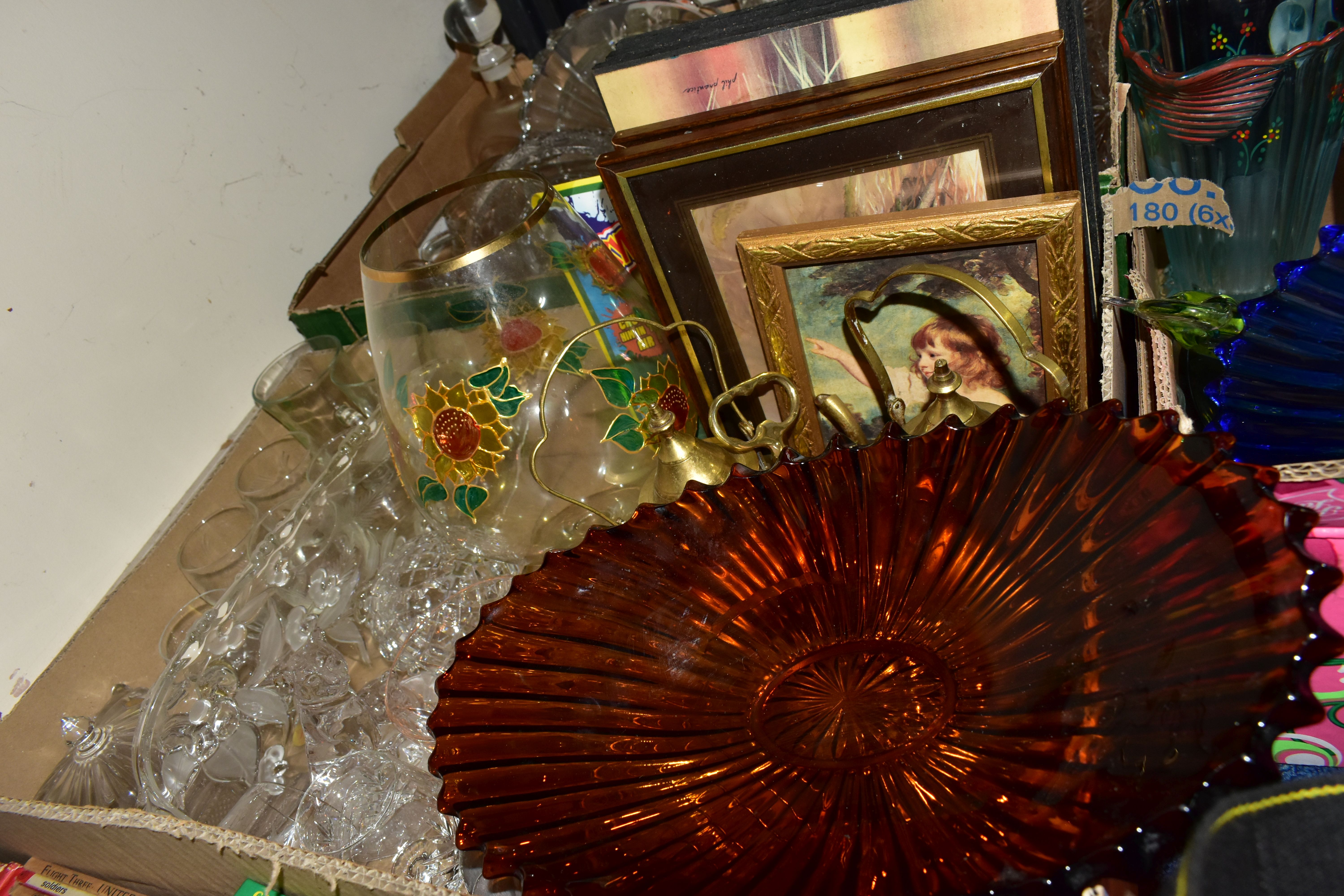 THREE BOXES OF MID- CENTURY STUDIO GLASS, to include a hand painted lemonade pitcher, Murano style - Bild 4 aus 7