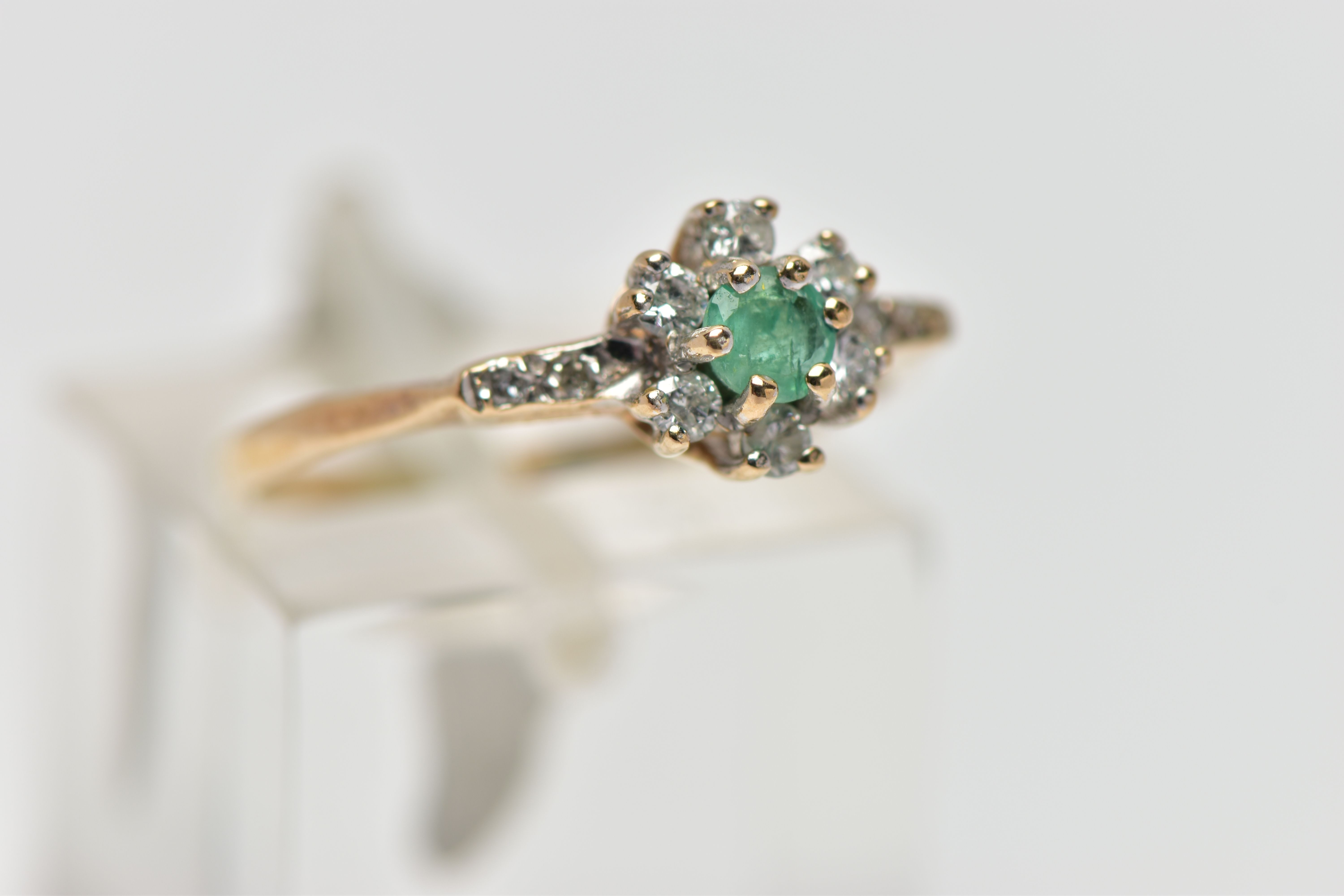 A 9CT GOLD EMERALD AND DIAMOND CLUSTER RING, set with a circular cut emerald, within a round - Bild 4 aus 4