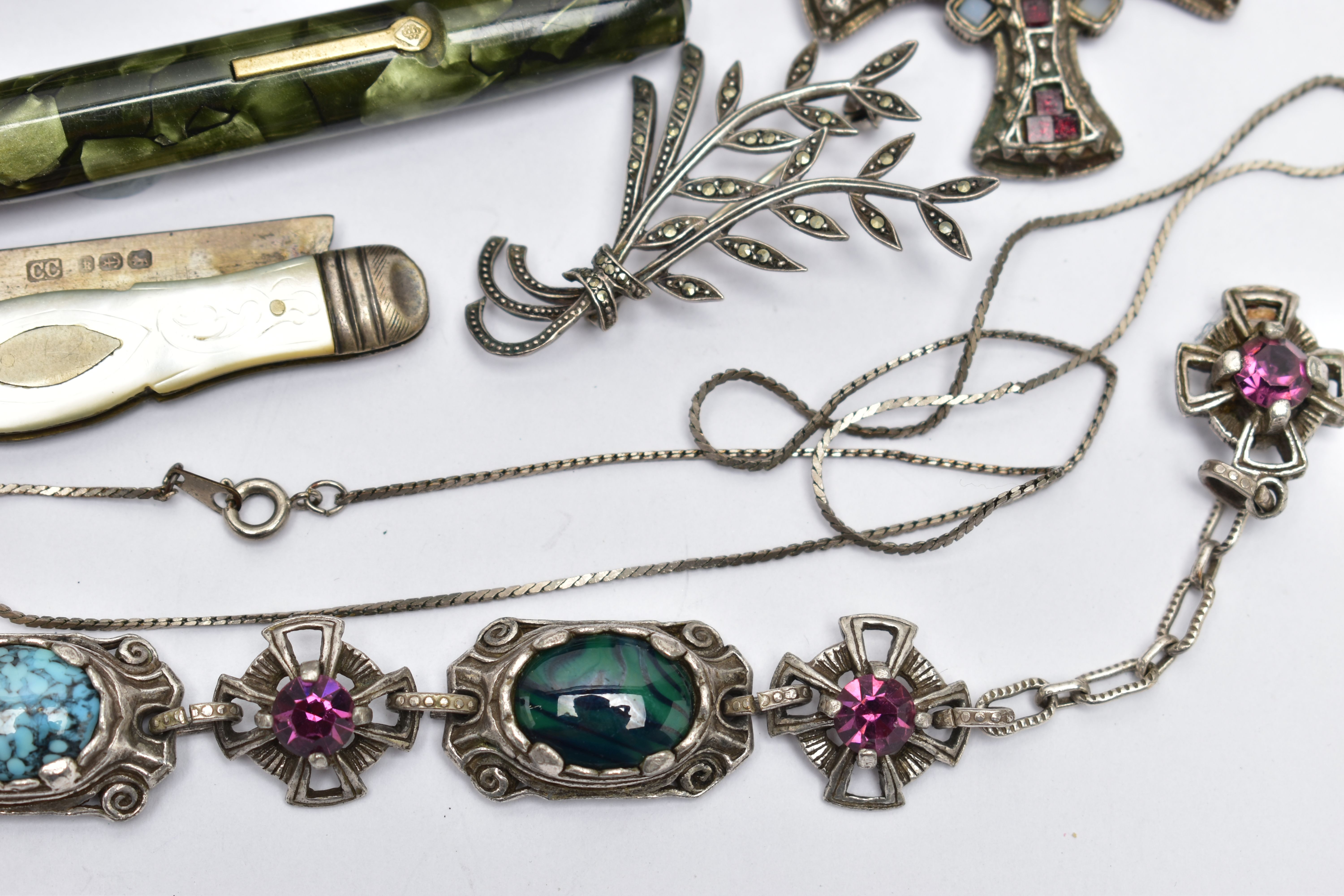 A SELECTION OF MAINLY SILVER AND WHITE METAL JEWELLERY, to include an Edwardian silver shield - Image 5 of 6