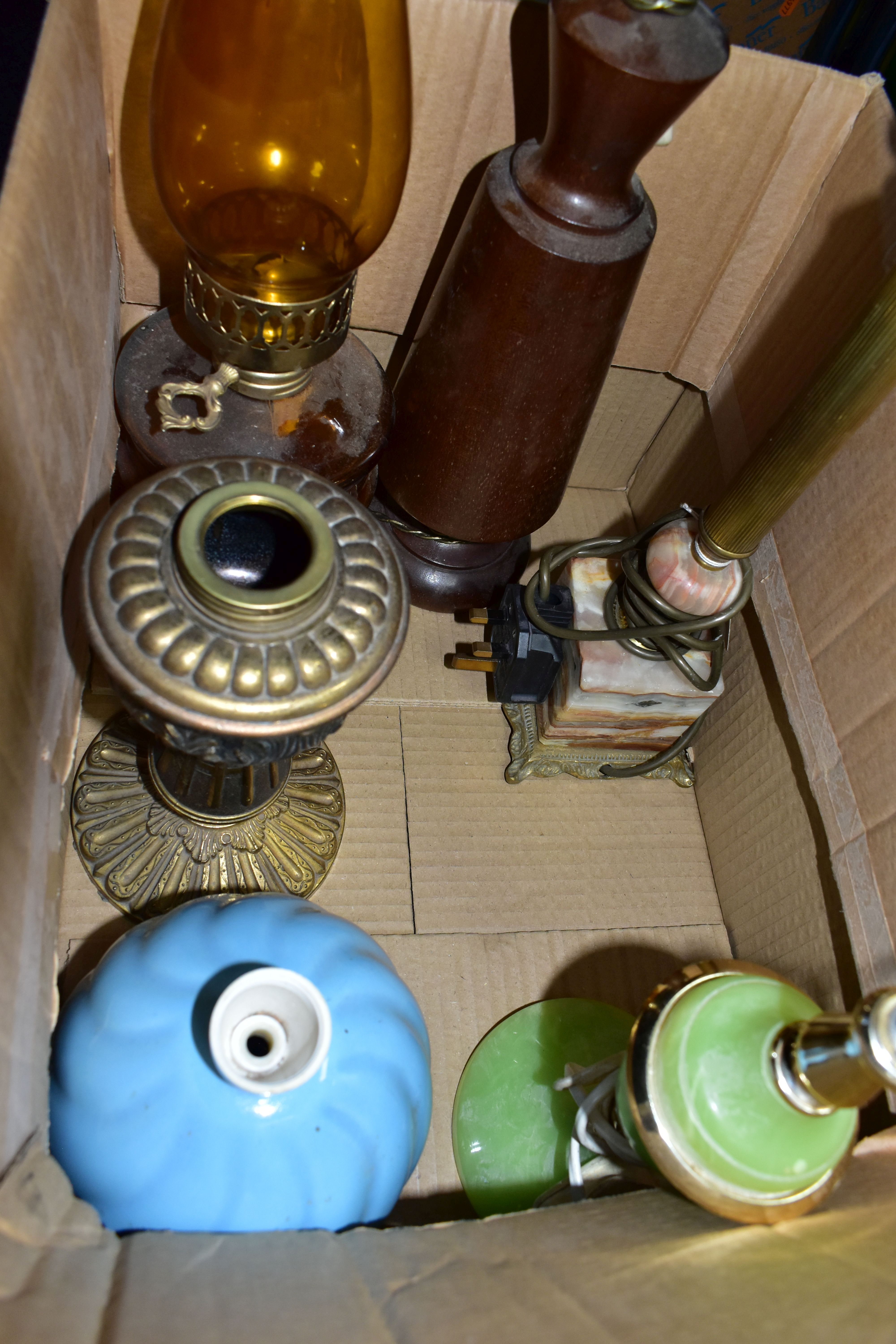 THREE BOXES OF LAMPS AND MISCELLANEOUS ITEMS, to include an early electric Singer sewing machine, - Bild 5 aus 8