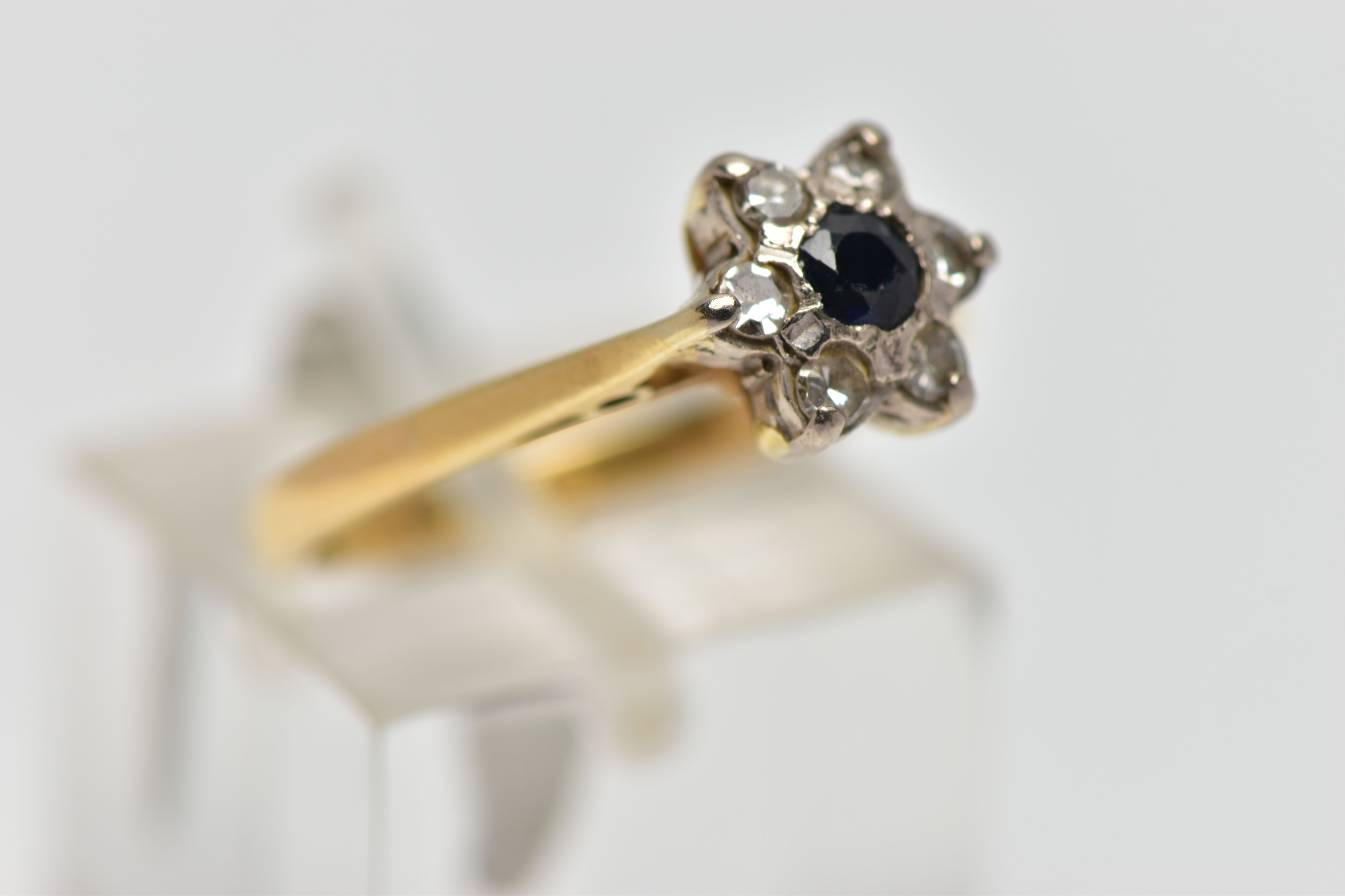 A YELLOW AND WHITE METAL CLUSTER RING, a circular cut sapphire and six single cut diamonds prong set - Bild 4 aus 4