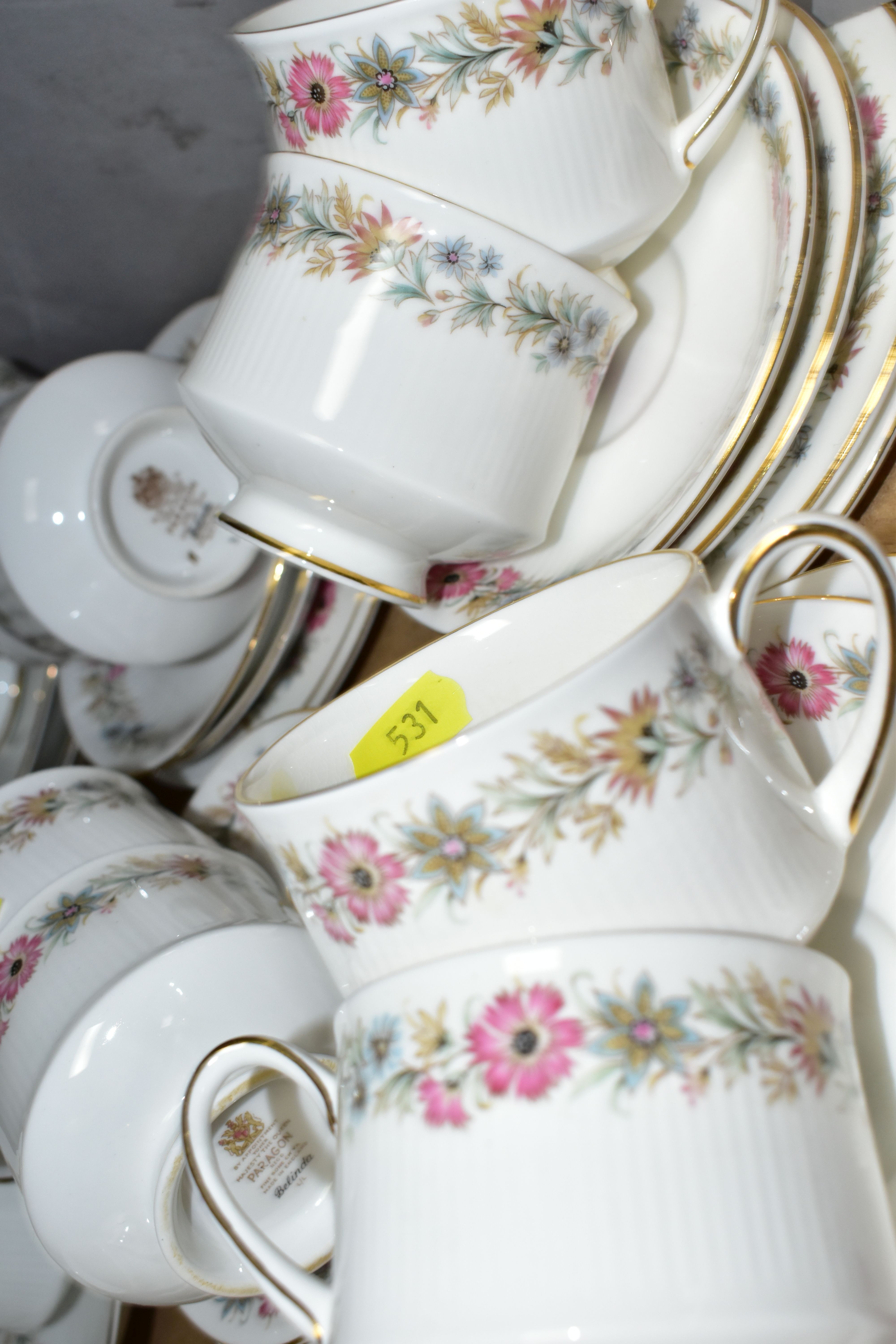 A PARAGON 'BELINDA' PATTERN DINNER SERVICE, comprising ten dinner plates, ten side plates, one bread - Bild 5 aus 7