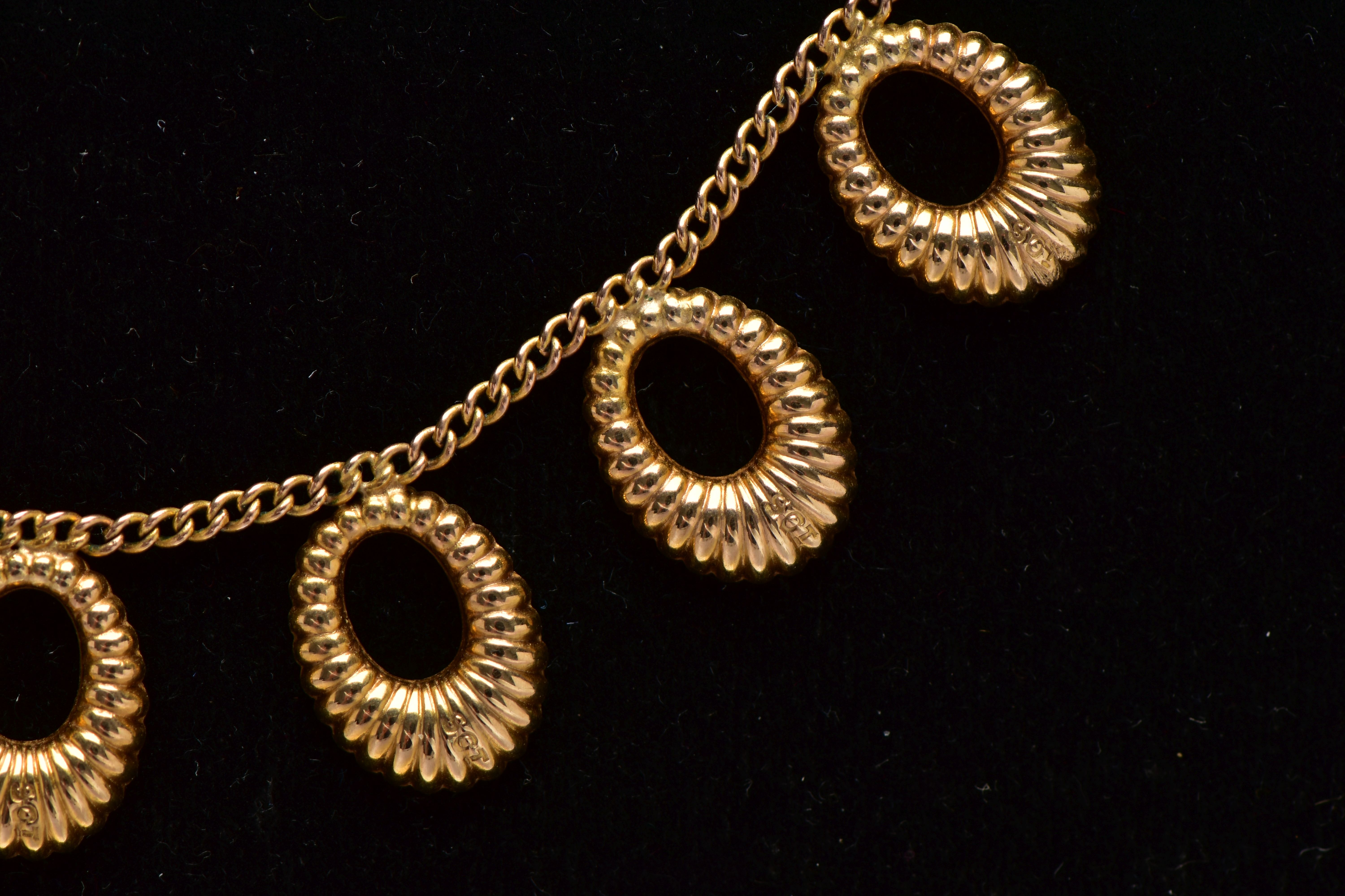 A YELLOW METAL FRINGE NECKLACE, comprising seven textured hoops, suspended from a flat curb link - Image 4 of 4