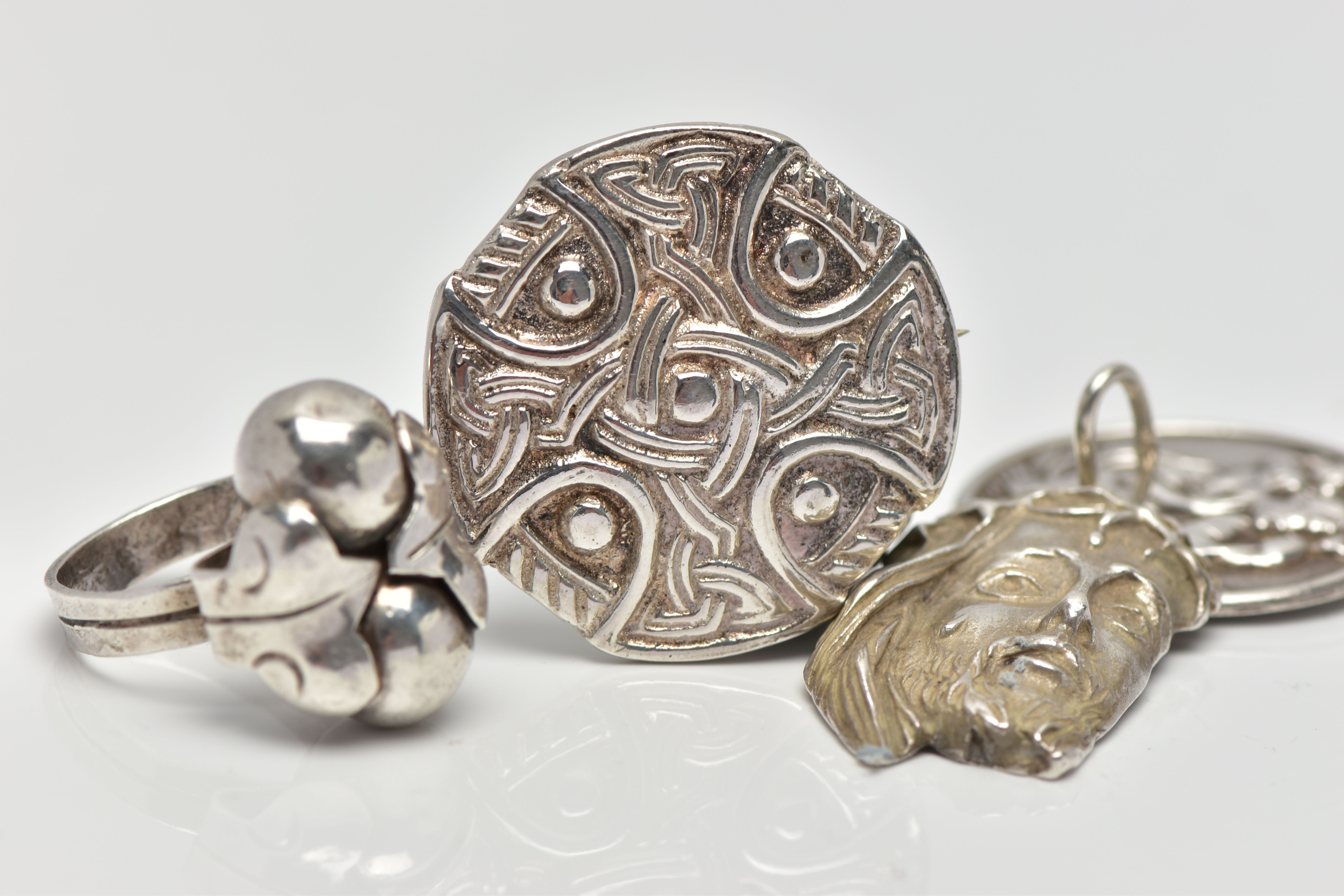 AN ASSORTMENT OF SILVER AND WHITE METAL JEWELLERY, to include a silver St Christopher pendant, - Bild 4 aus 5