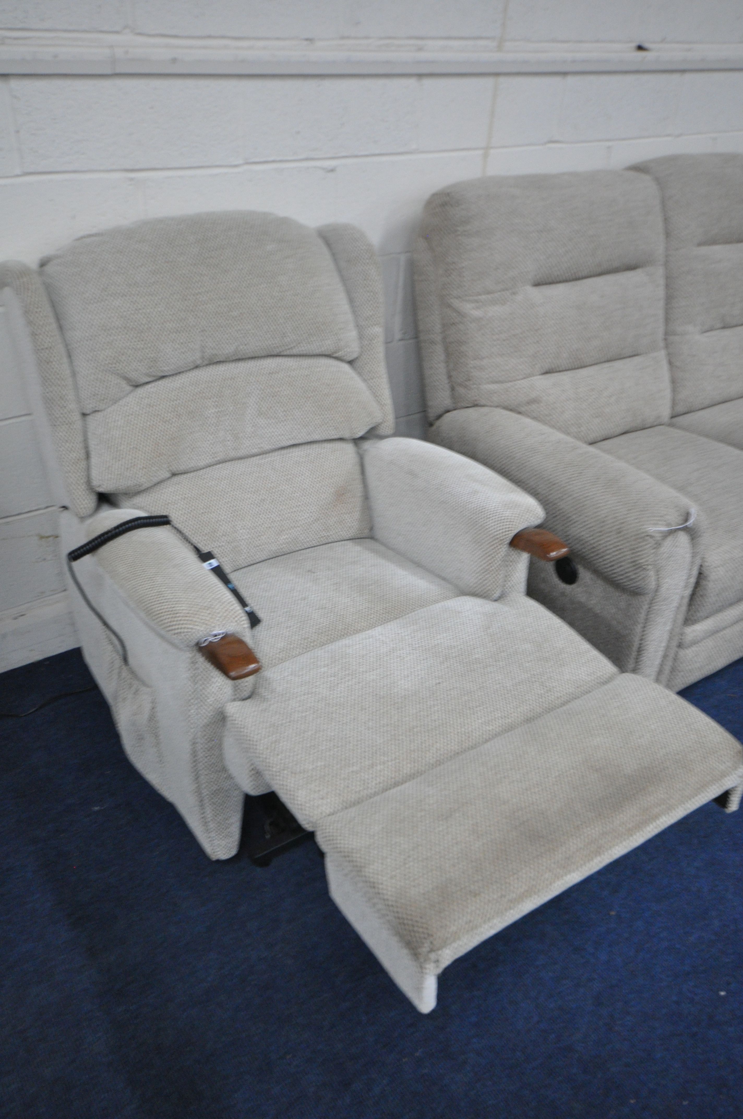 A BEIGE UPHOLSTERED HSL ELECTRIC RISE AND RECLINE ARMCHAIR (PAT pass and working, slightly dirty - Image 2 of 2