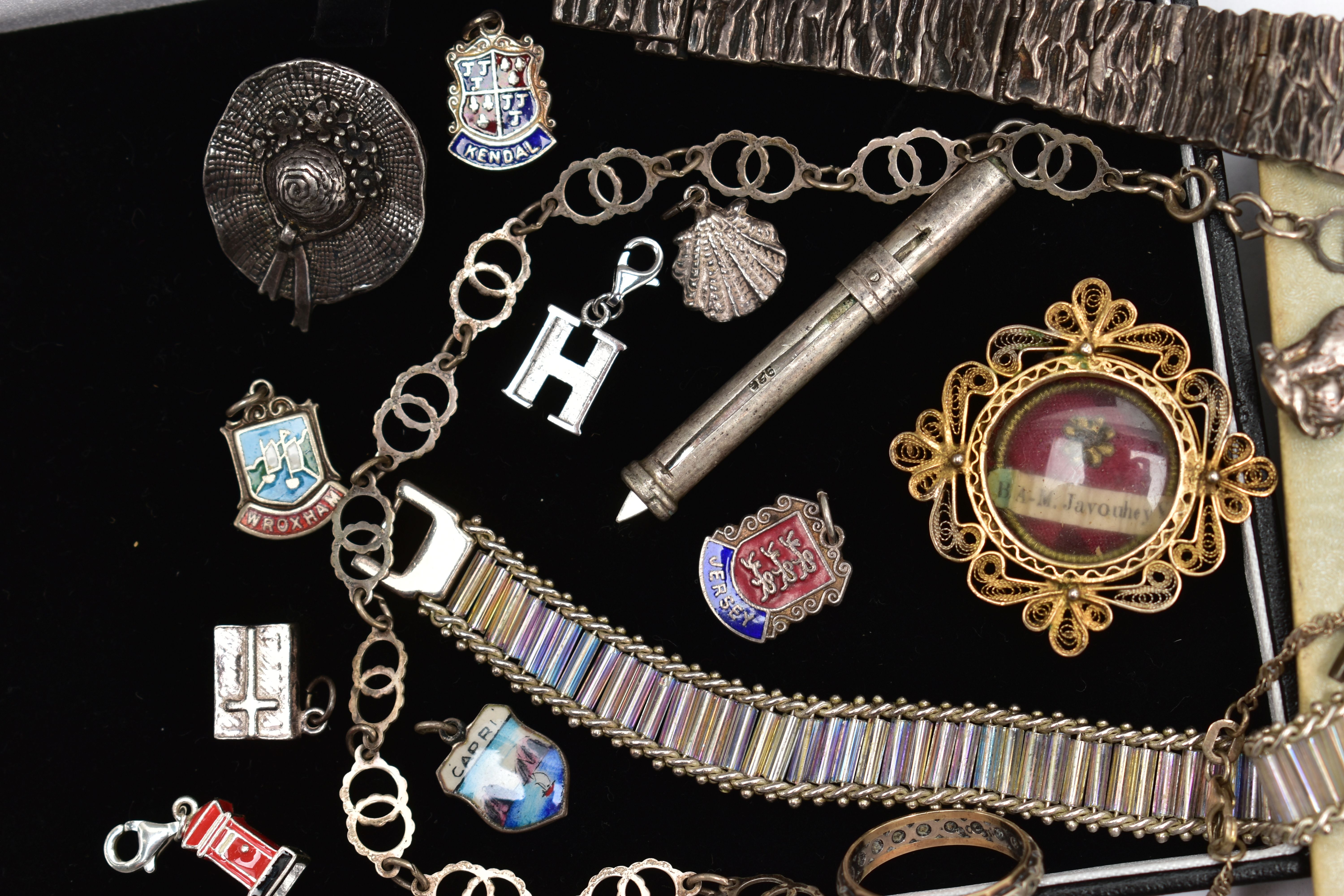 A SELECTION OF SILVER AND WHITE METAL JEWELLERY, to include a ladies silver 'Accurist' wristwatch - Bild 5 aus 5