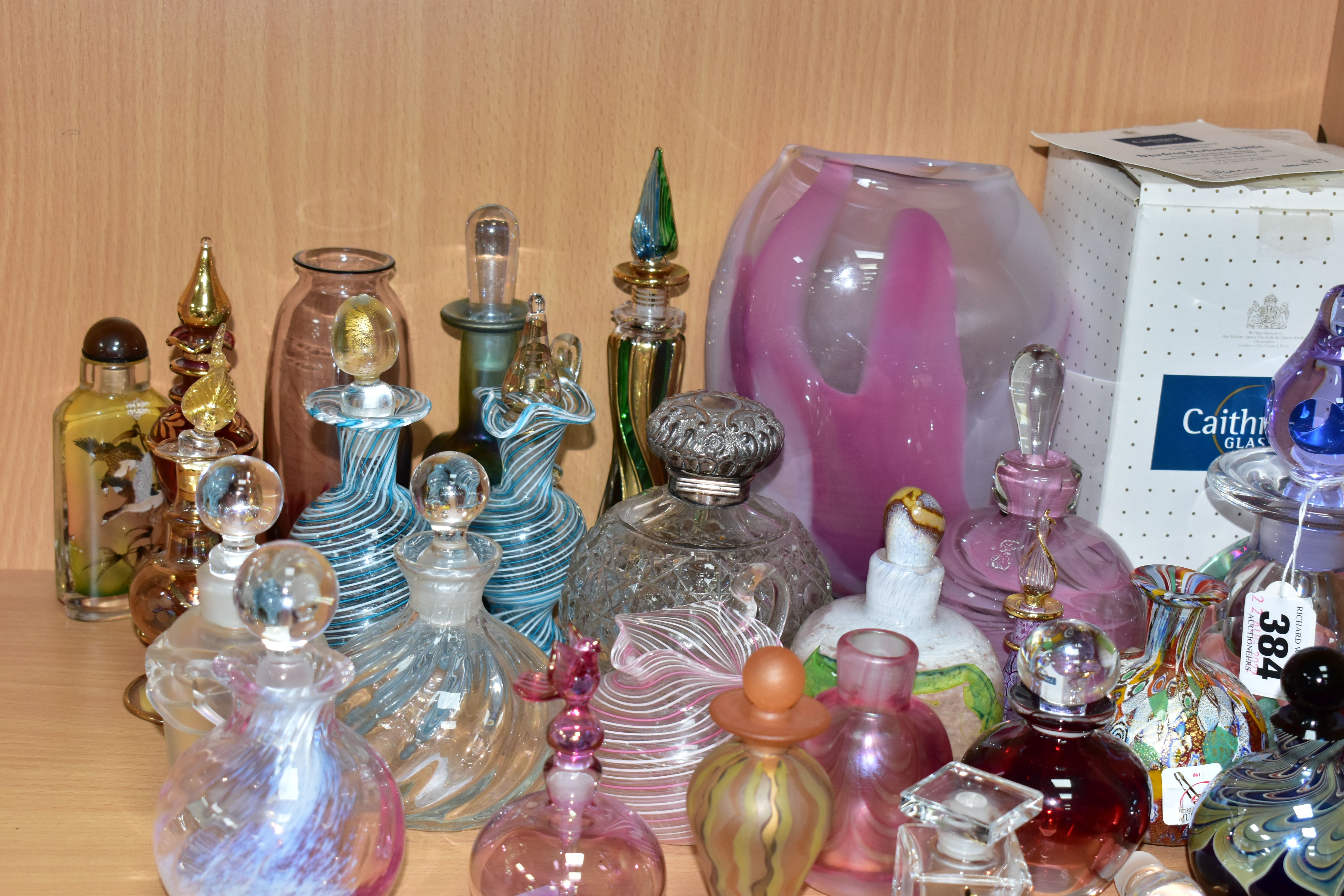 A COLLECTION OF ASSORTED PERFUME BOTTLES INCLUDING A BOXED CAITHNESS LIMITED EDITION DEWDROP PERFUME - Bild 3 aus 5