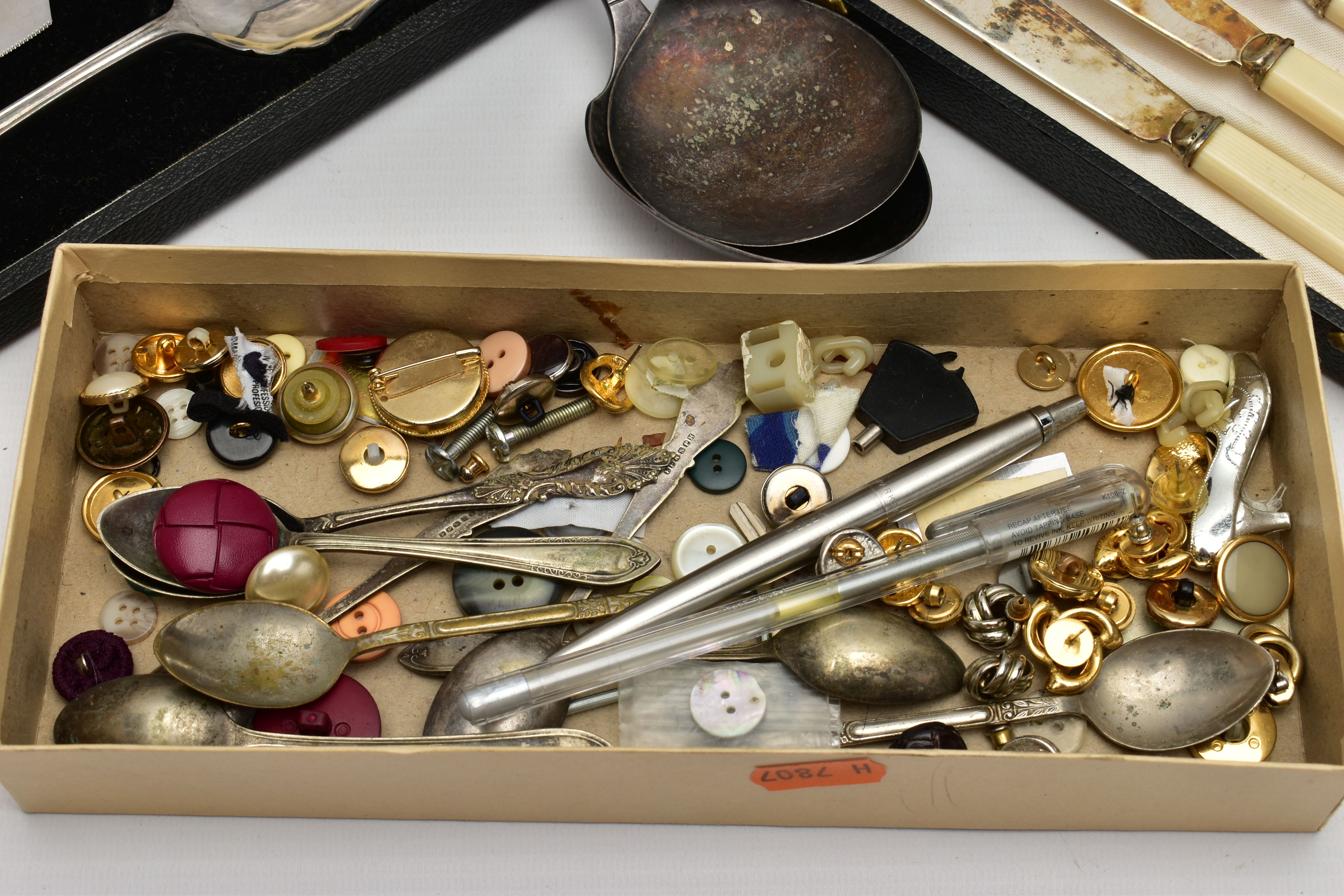 ASSORTED CUTLERY AND COSTUME JEWELLERY, to include a case set of three servers, a cased set of - Image 2 of 3