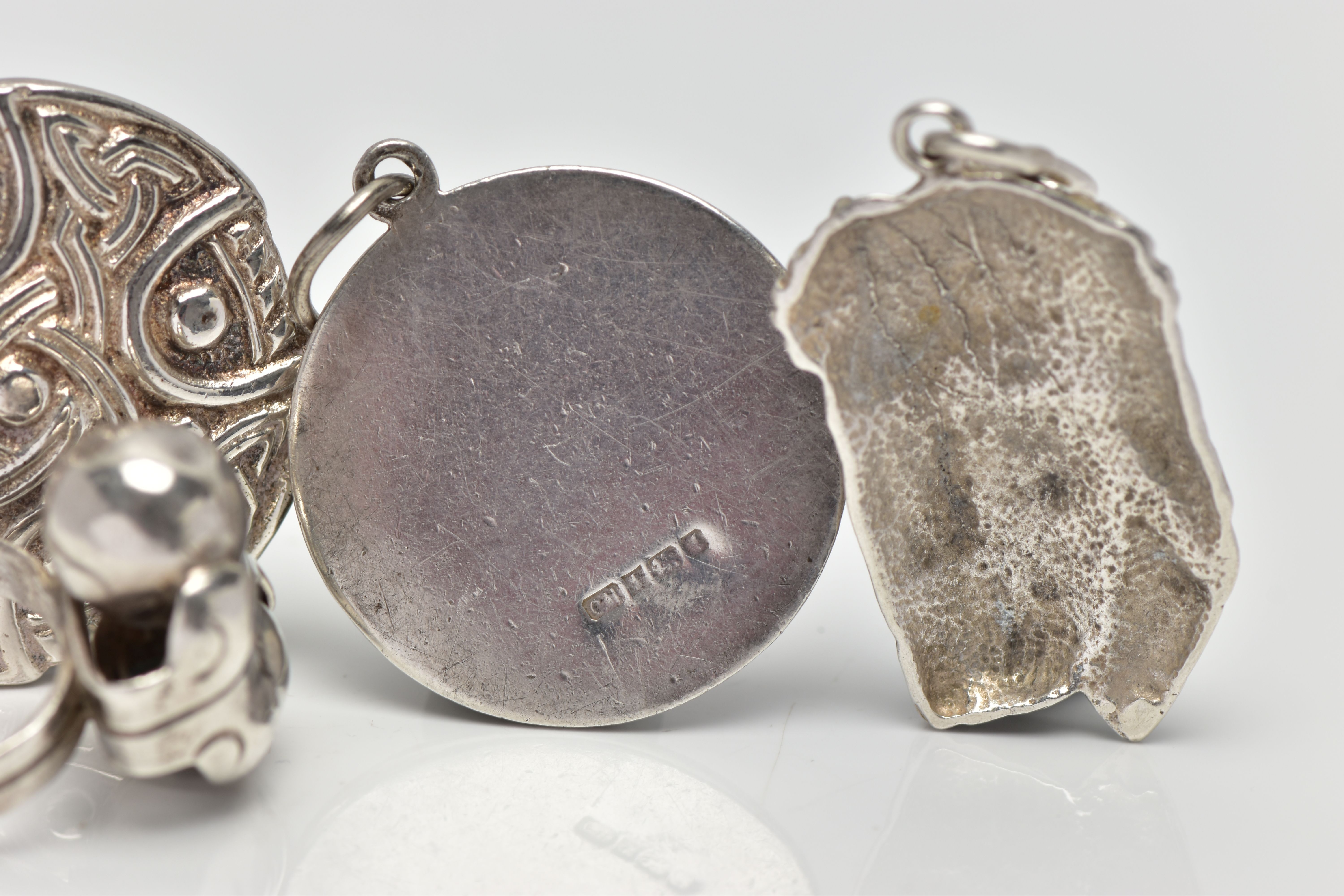 AN ASSORTMENT OF SILVER AND WHITE METAL JEWELLERY, to include a silver St Christopher pendant, - Bild 3 aus 5