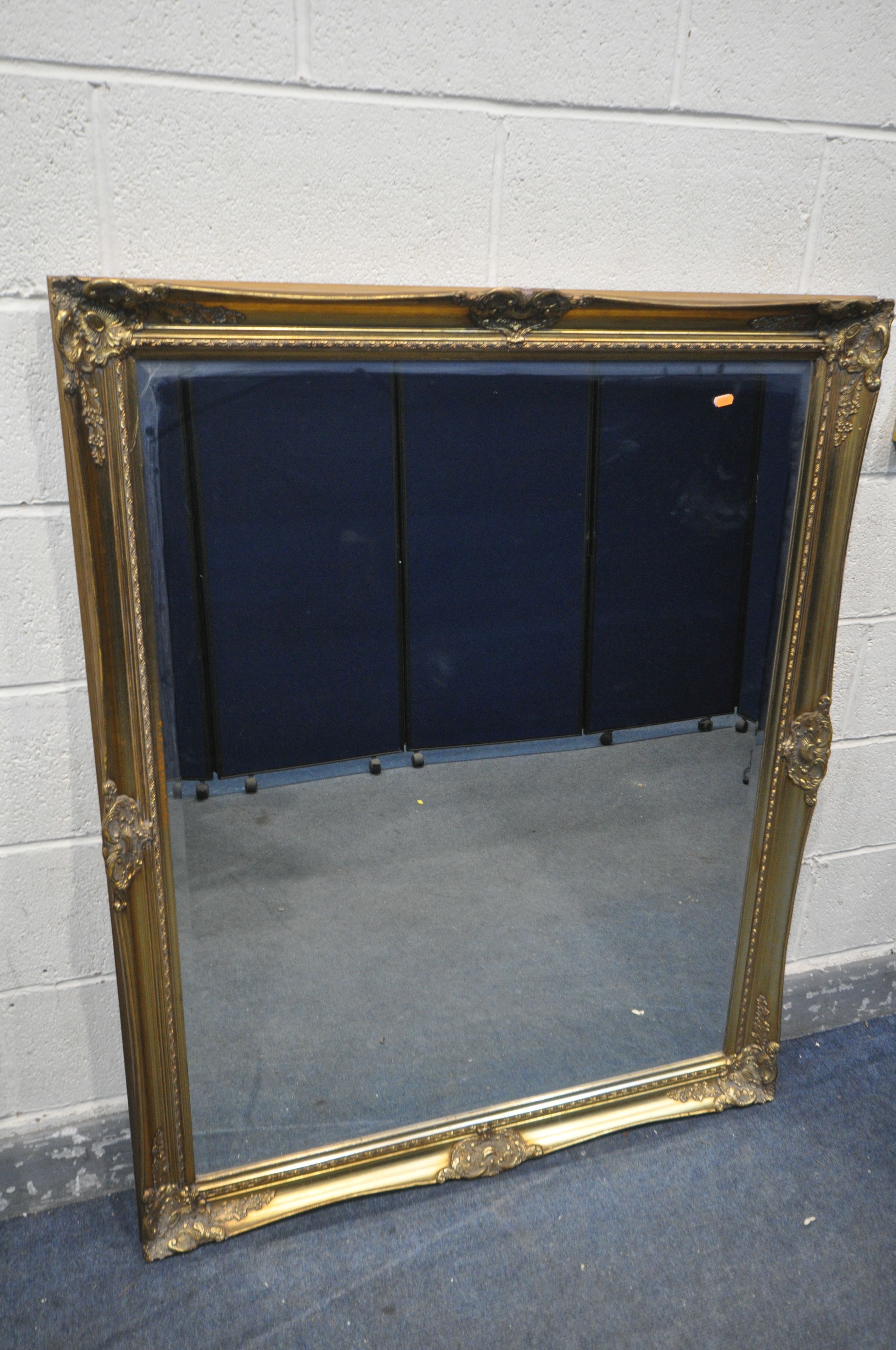 A LARGE GILT FRAMED BEVELLED EDGE MIRROR, 133cm x 107cm, along with another gilt framed mirror - Bild 2 aus 3
