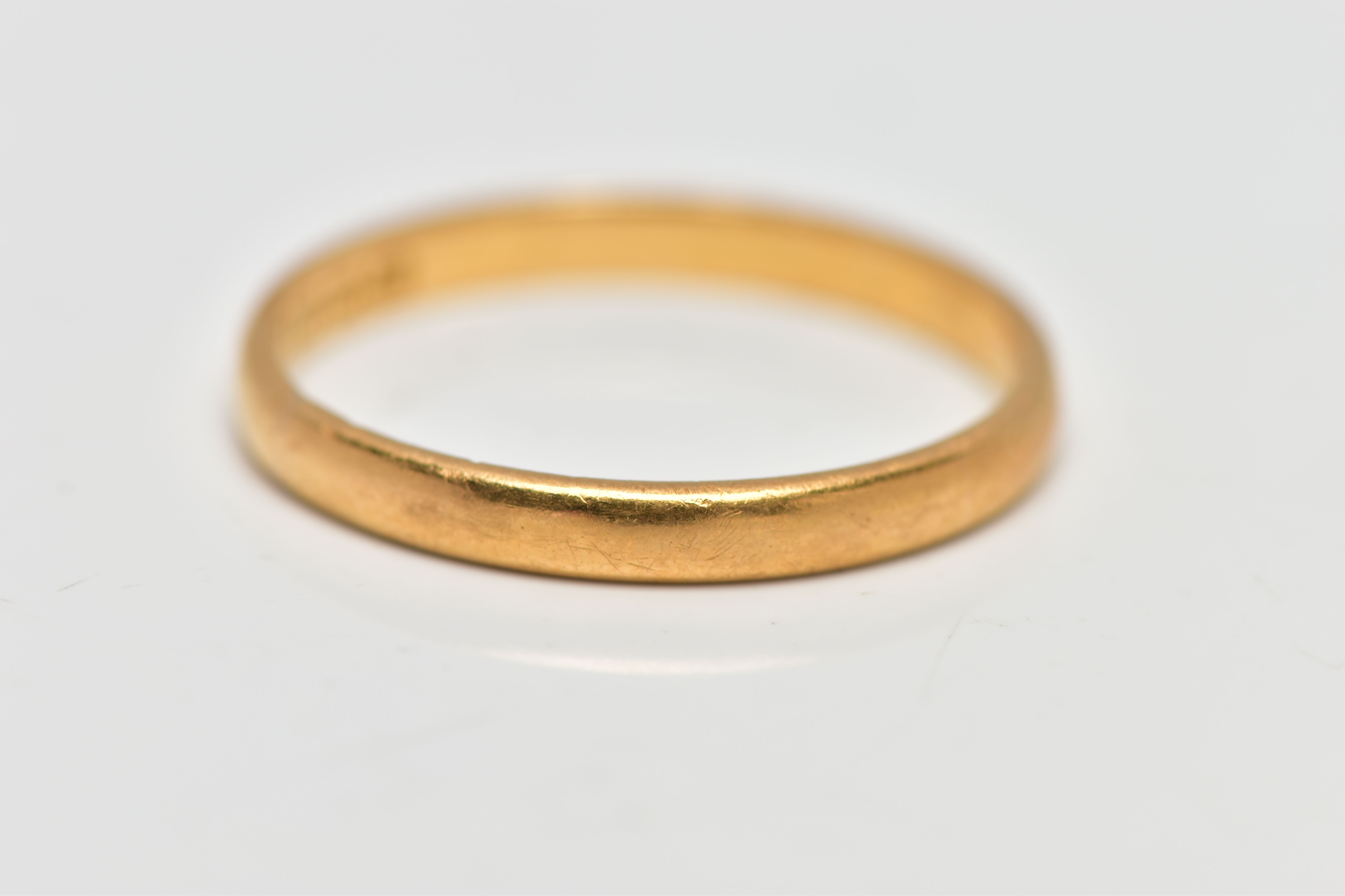 A 22CT GOLD BAND RING, polished band, approximate width 2.6mm, hallmarked 22ct Birmingham 1931, ring - Bild 2 aus 2