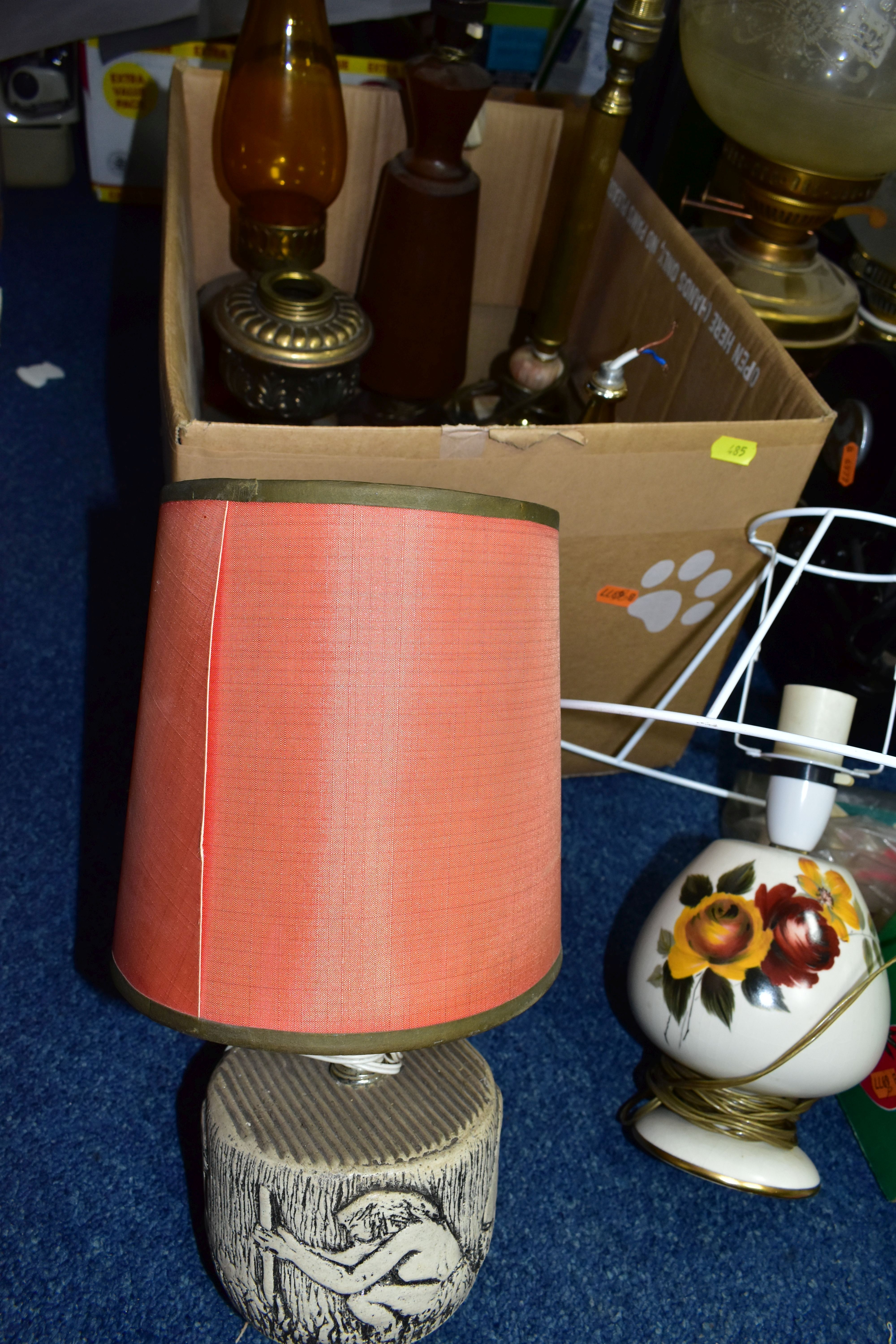 THREE BOXES OF LAMPS AND MISCELLANEOUS ITEMS, to include an early electric Singer sewing machine, - Bild 4 aus 8